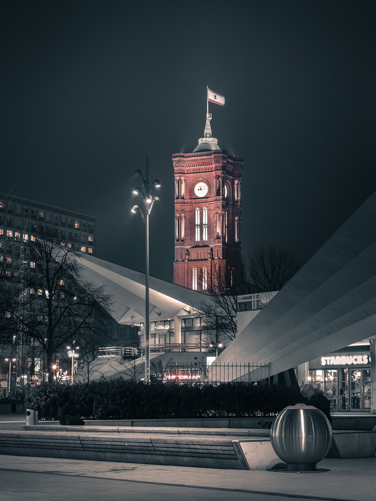 Olympus OM-D E-M1 Mark II + Olympus M.Zuiko Digital ED 12-40mm F2.8 Pro sample photo. Red town hall at night photography