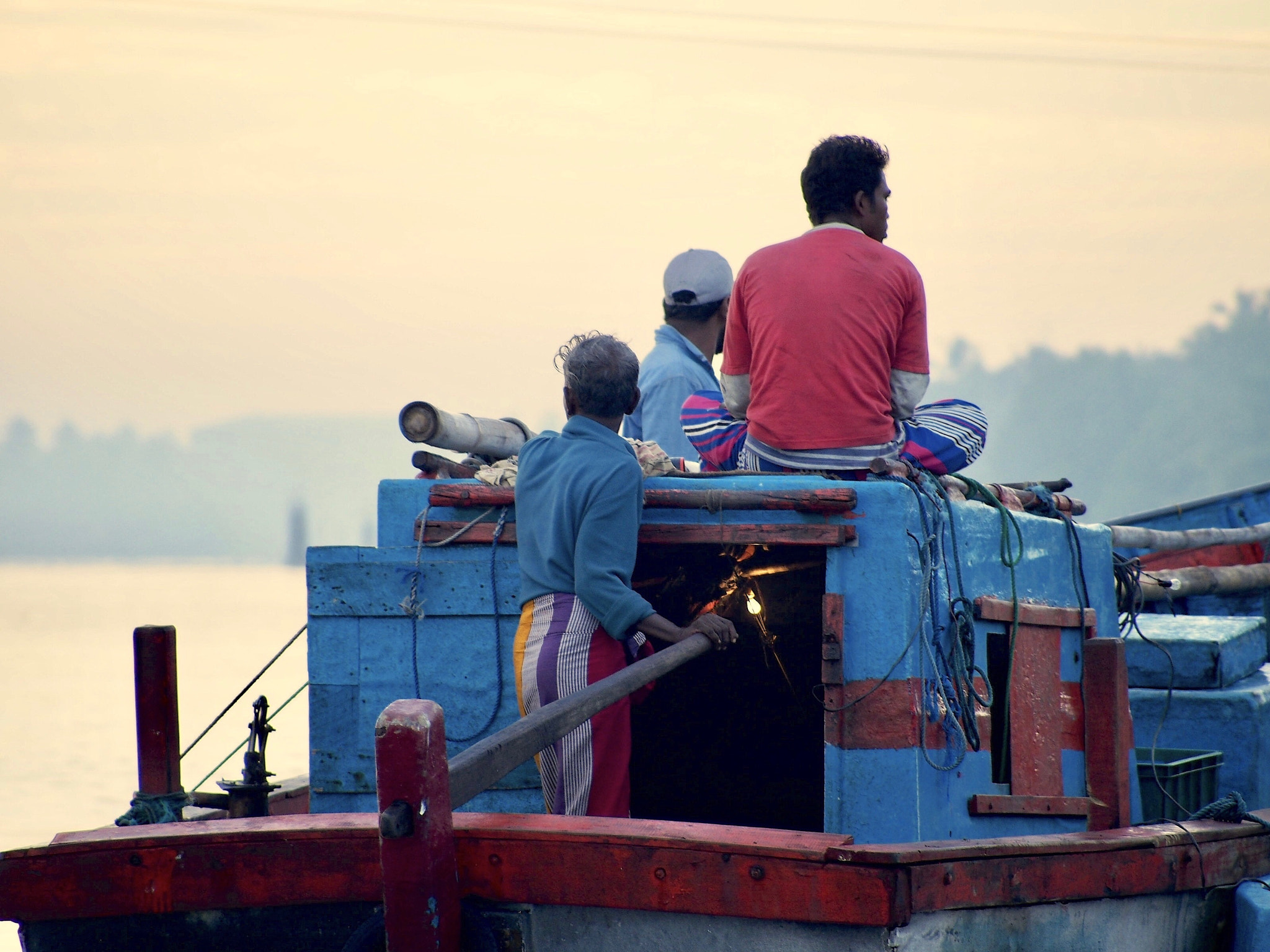 Panasonic Lumix G Vario 45-200mm F4-5.6 OIS sample photo. Fishermen, sri lanka photography
