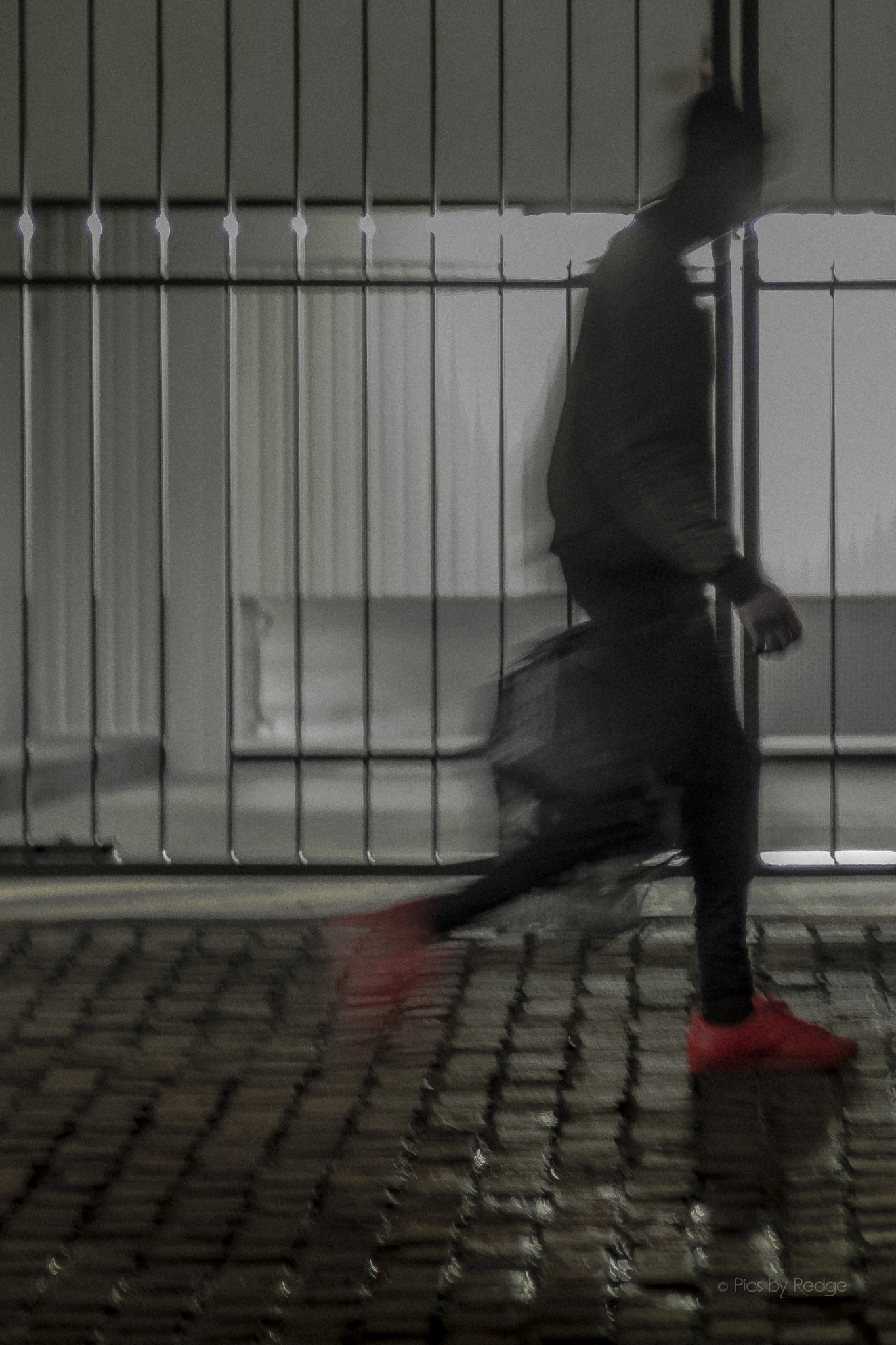 Canon EOS 700D (EOS Rebel T5i / EOS Kiss X7i) + Canon EF 50mm F1.4 USM sample photo. Walking man with the red shoes photography