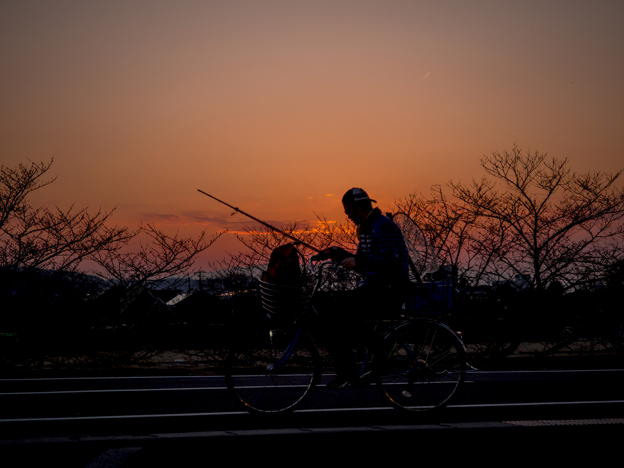 Olympus OM-D E-M5 sample photo. An angler appeared in the evening photography