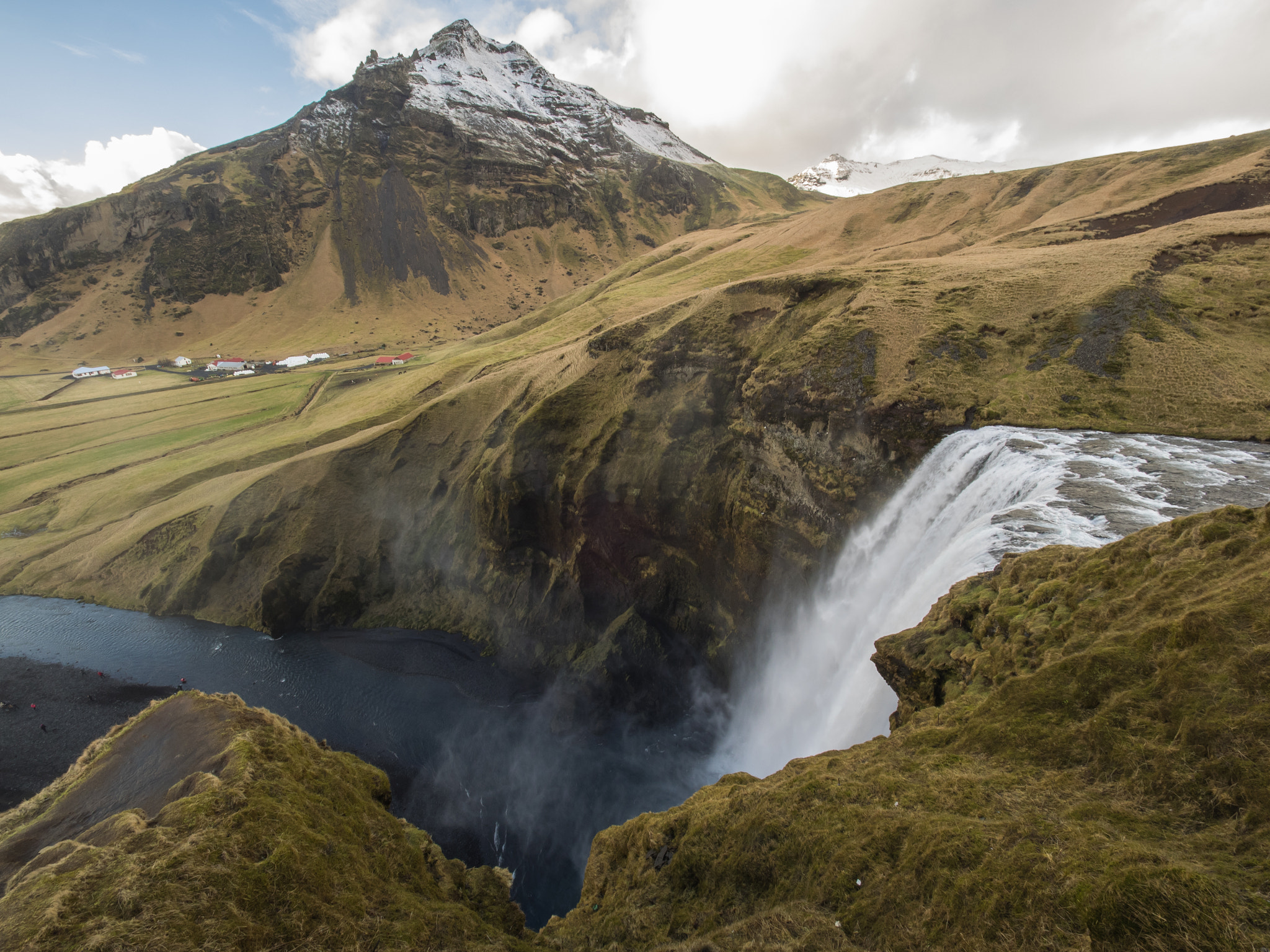 Olympus OM-D E-M1 + Olympus M.Zuiko Digital ED 7-14mm F2.8 PRO sample photo. Skógafoss photography