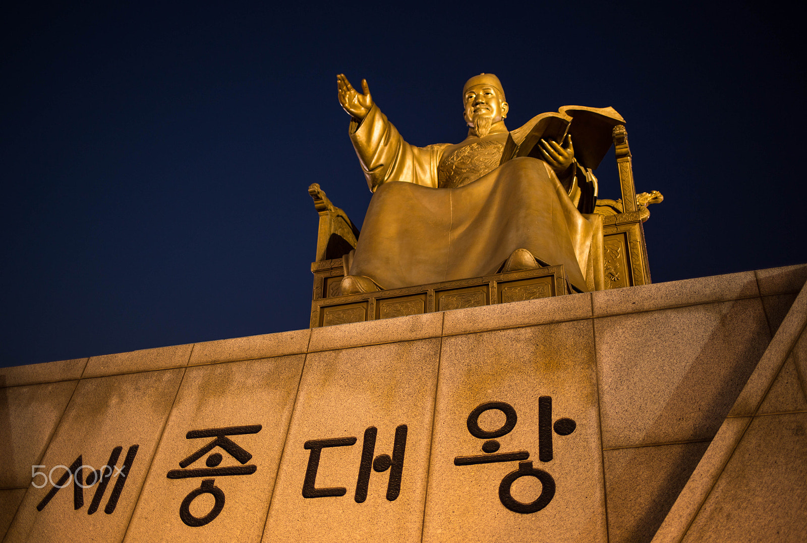 Canon EF 35mm F2 IS USM sample photo. Statue of king sejong, gwanghwamun square photography