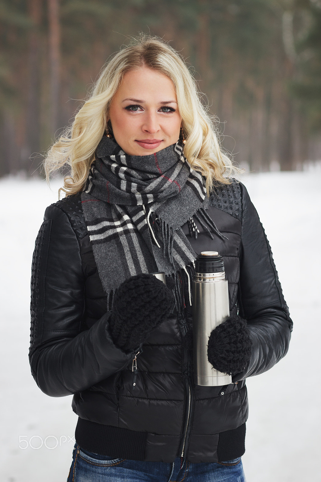 Canon EOS 600D (Rebel EOS T3i / EOS Kiss X5) + Canon EF 85mm F1.8 USM sample photo. Young attractive woman with a thermos of hot drink photography