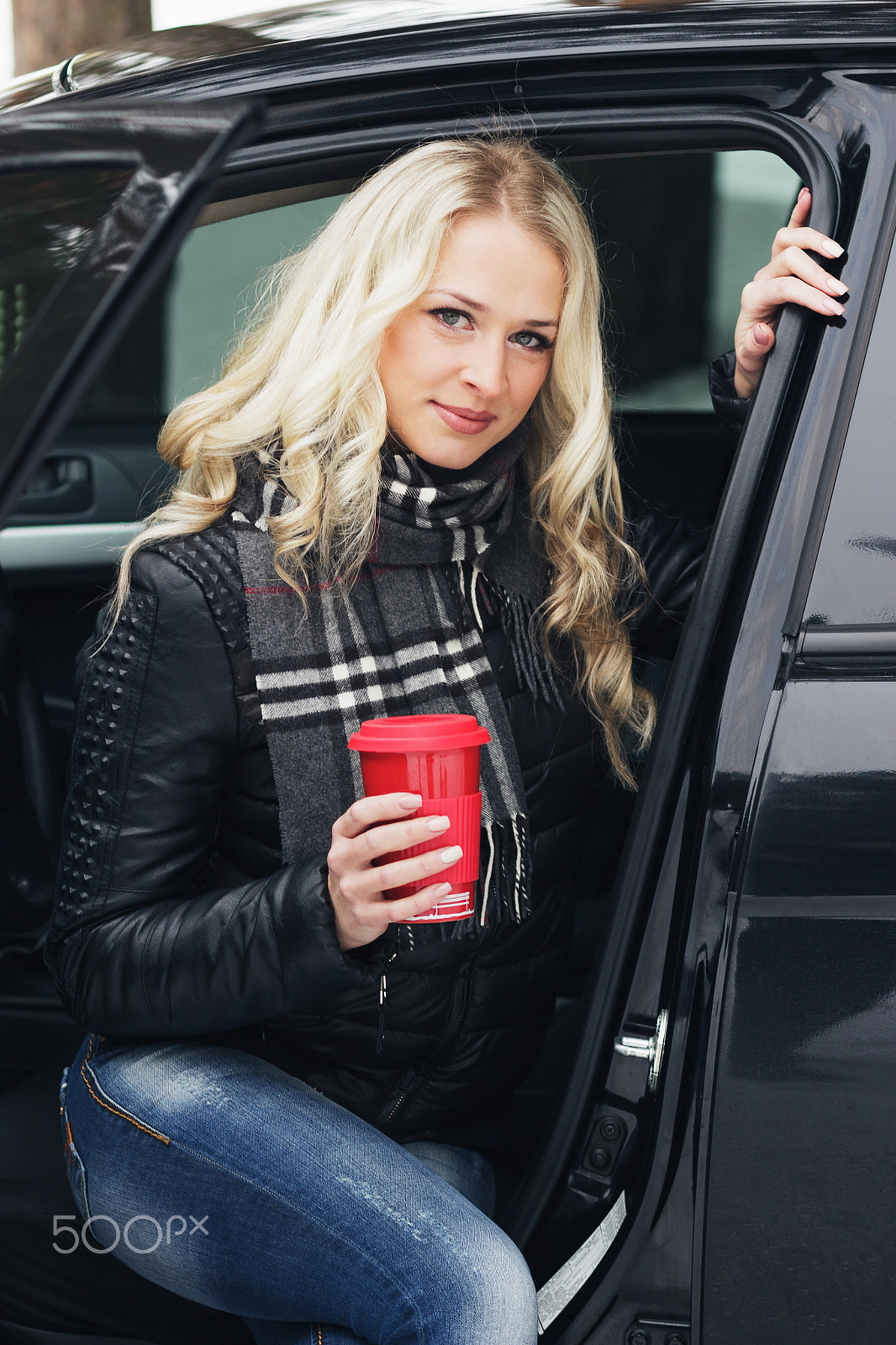 Canon EOS 600D (Rebel EOS T3i / EOS Kiss X5) + Canon EF 85mm F1.8 USM sample photo. Young woman with a red cup sitting in the car photography