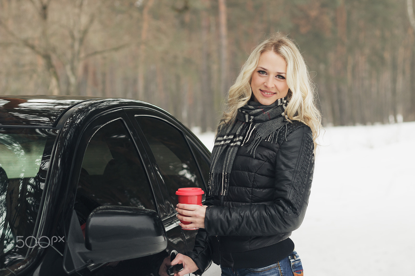 Canon EOS 600D (Rebel EOS T3i / EOS Kiss X5) + Canon EF 85mm F1.8 USM sample photo. Woman with a red cup of hot drink keeps the car door handle photography