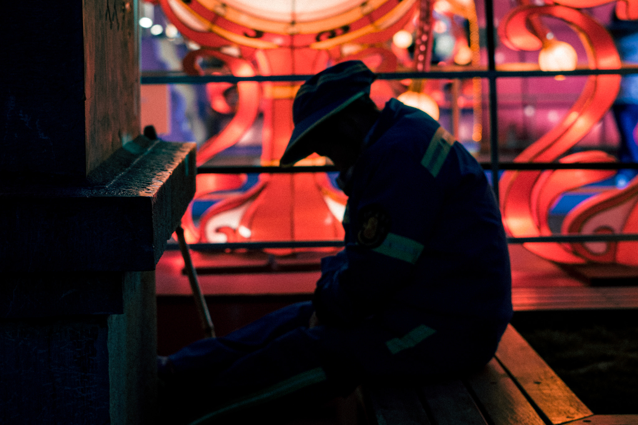 Sony FE 50mm F1.8 sample photo. Street worker photography