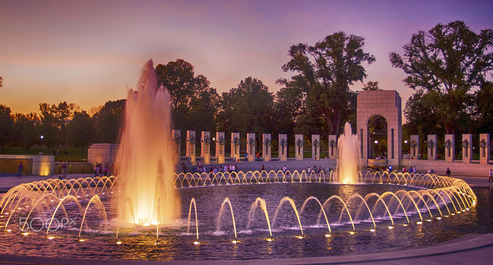 Canon EOS 400D (EOS Digital Rebel XTi / EOS Kiss Digital X) sample photo. Wwii memorial in twilight hues photography