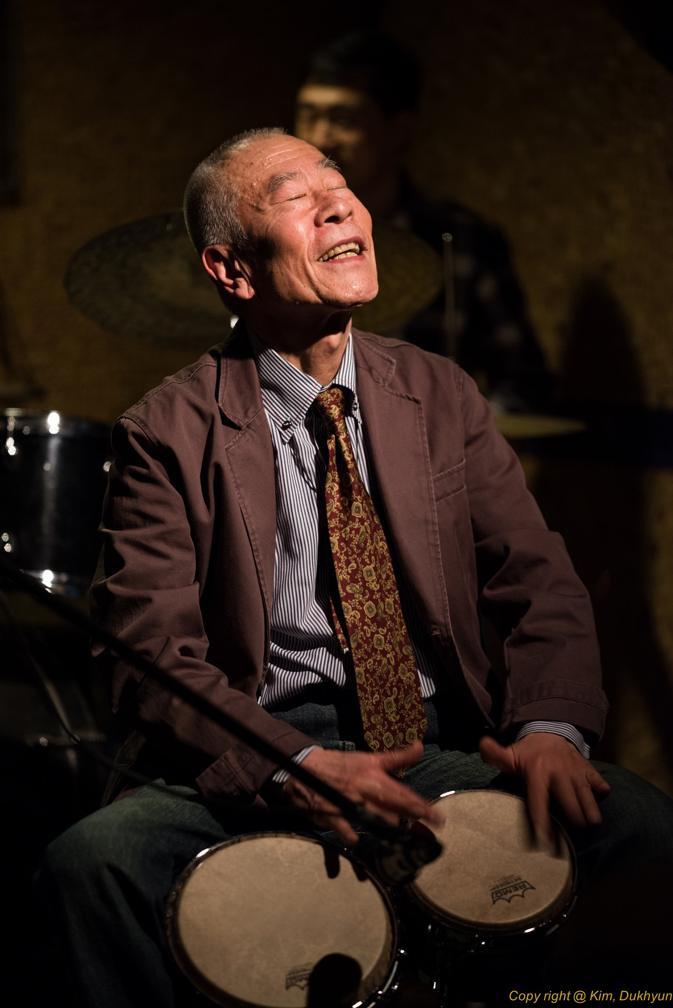 A Series Lens sample photo. A percussionist photography