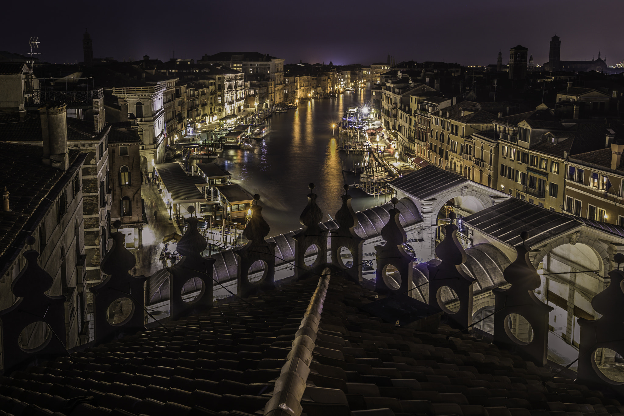 Sony a7R II + Canon EF 11-24mm F4L USM sample photo. The roof top of fondaco dei tedeschi photography