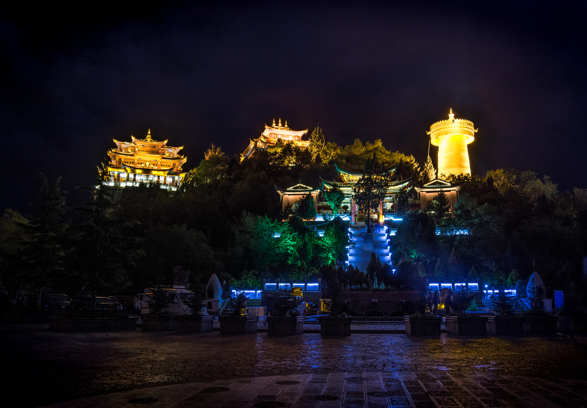 Nikon AF-S Nikkor 18-35mm F3.5-4.5G ED sample photo. Temple  shangrila in the night photography