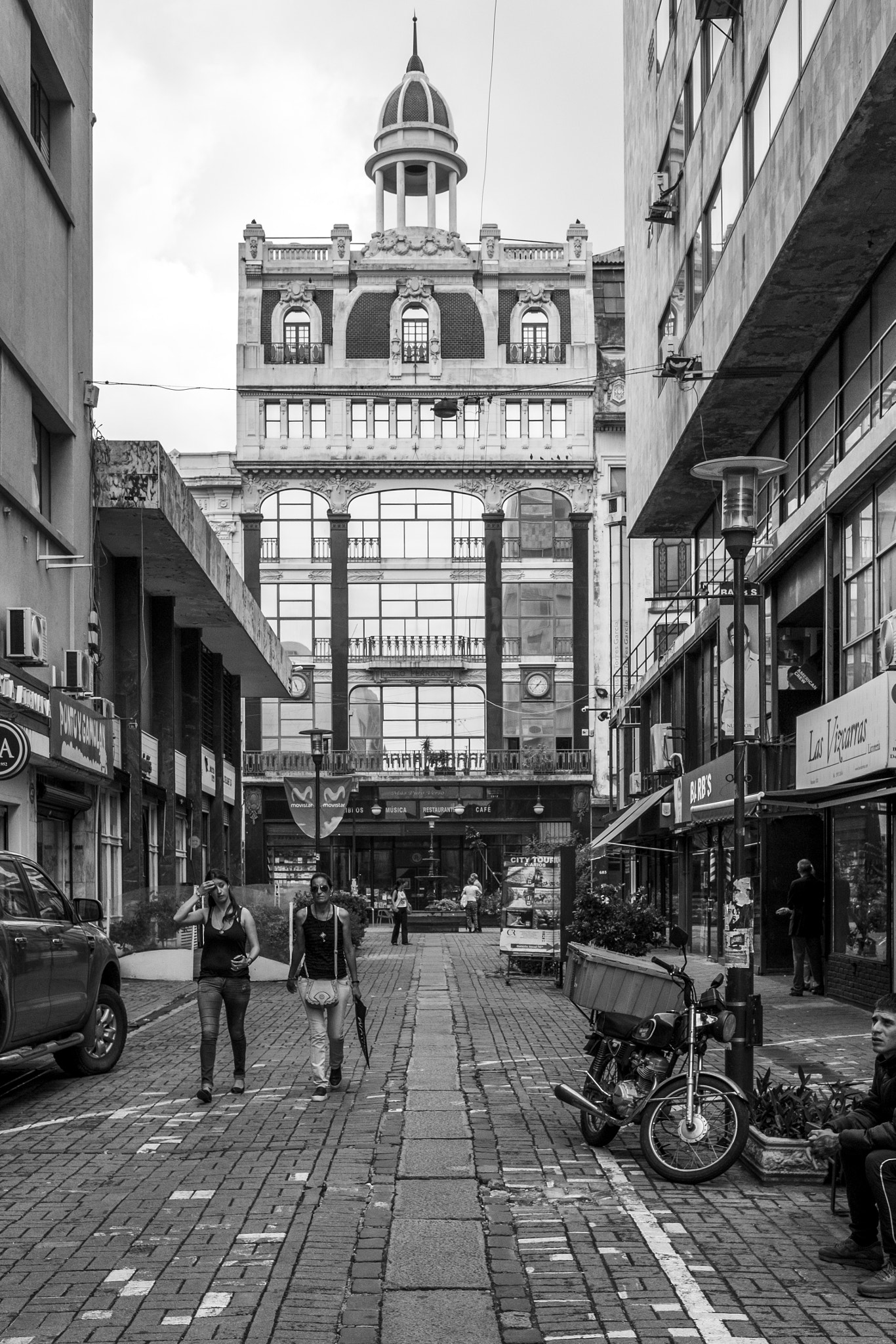 Fujifilm X-T10 + Fujifilm XF 27mm F2.8 sample photo. Montevideo street photography