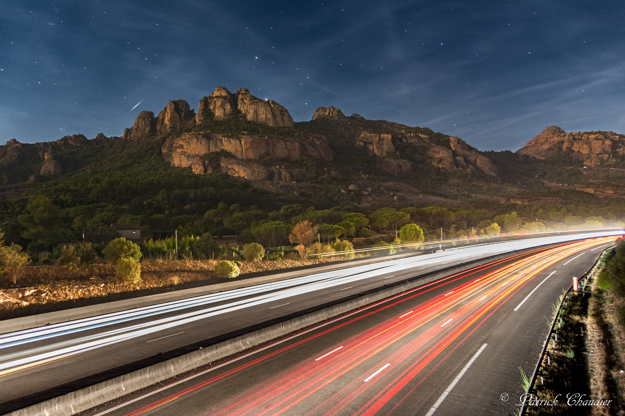 Canon EOS 70D + Tamron SP AF 17-50mm F2.8 XR Di II LD Aspherical (IF) sample photo. Rocher de roquebrune + étoiles photography