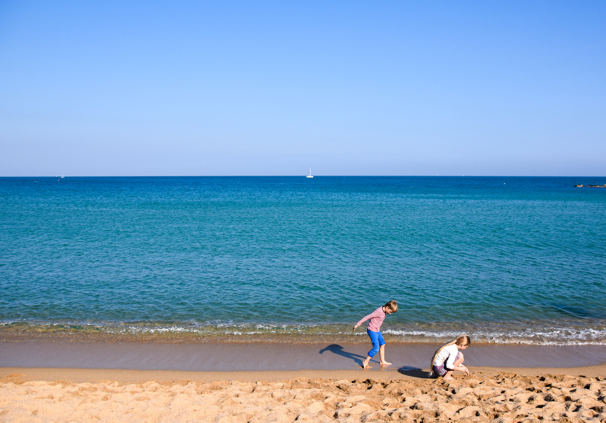 Sigma 18-250mm F3.5-6.3 DC Macro OS HSM sample photo. Kids on the beach photography