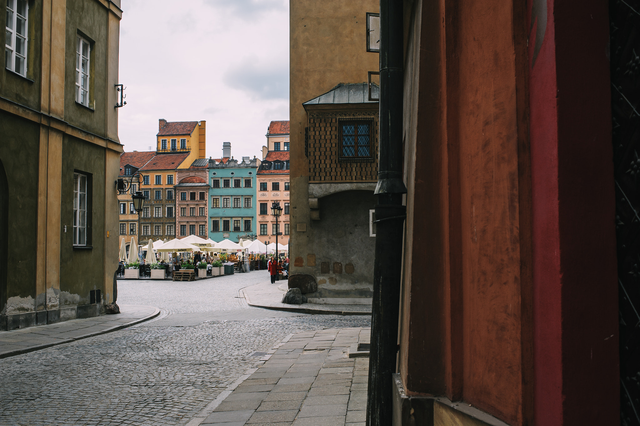 Nikon D700 + Nikon AF Nikkor 35mm F2D sample photo. Streets of warsaw photography