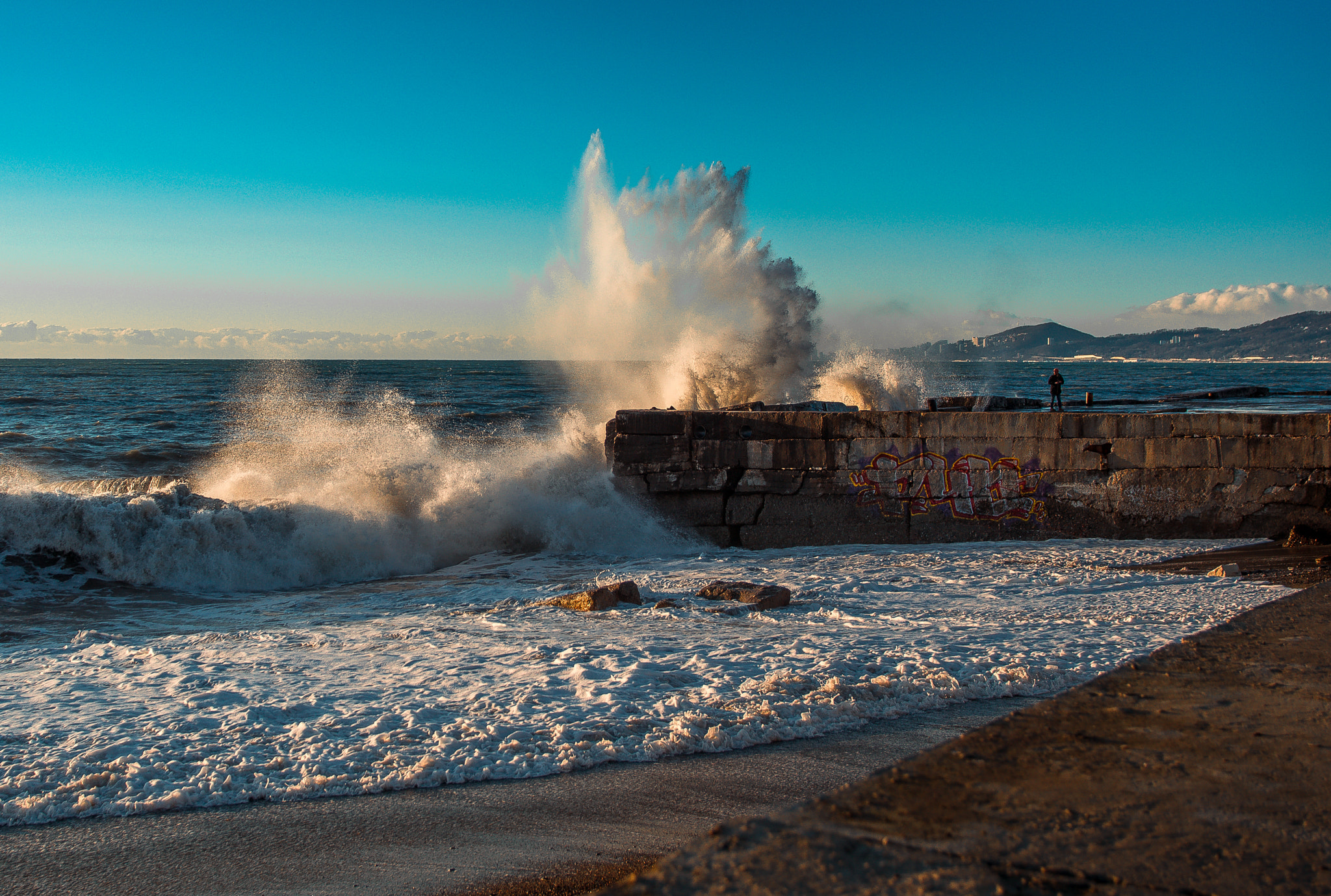 Tamron AF 19-35mm f/3.5-4.5 (A10) sample photo. Wave photography