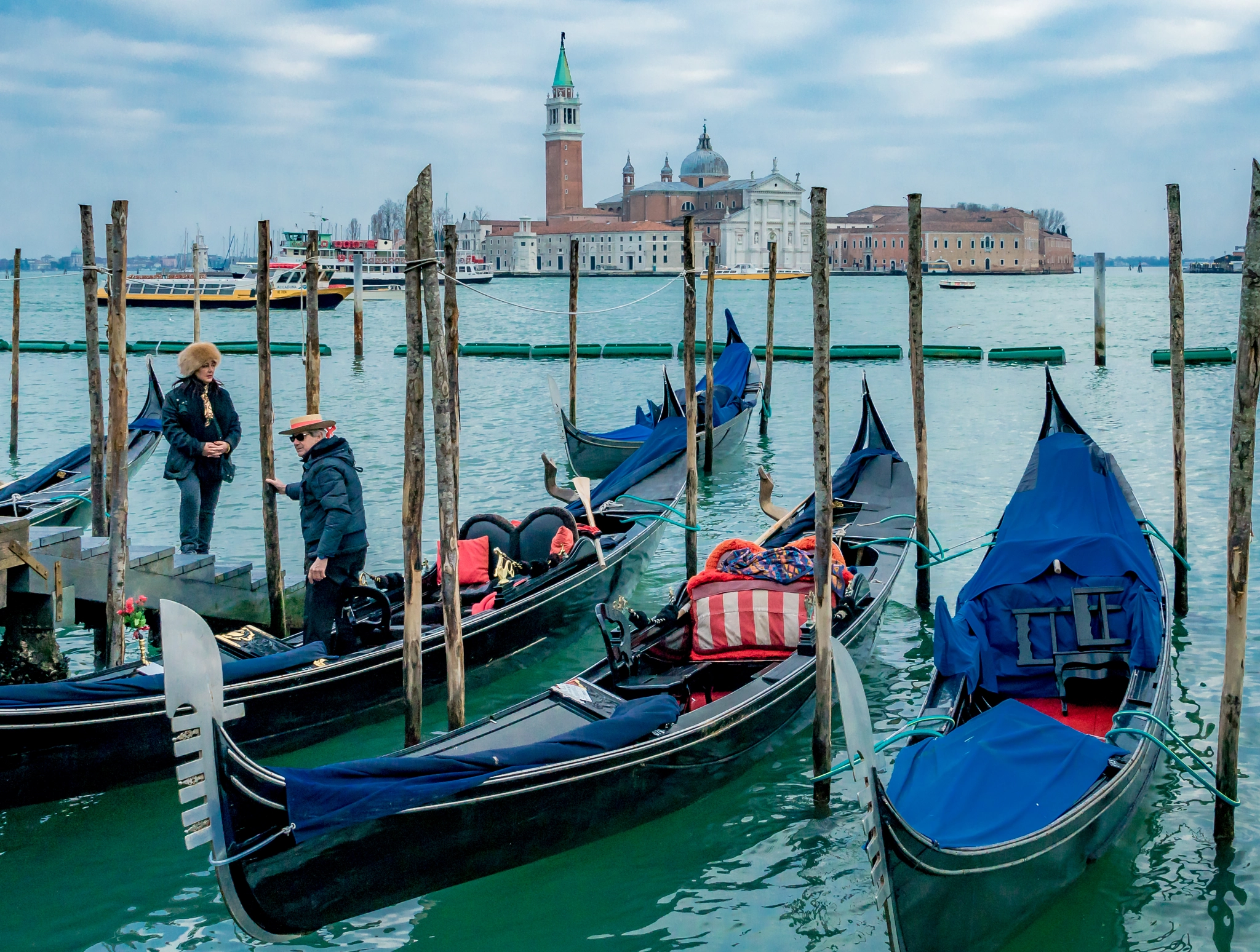 Sony a7R + Sony Vario Tessar T* FE 24-70mm F4 ZA OSS sample photo. Venice with gondolas photography