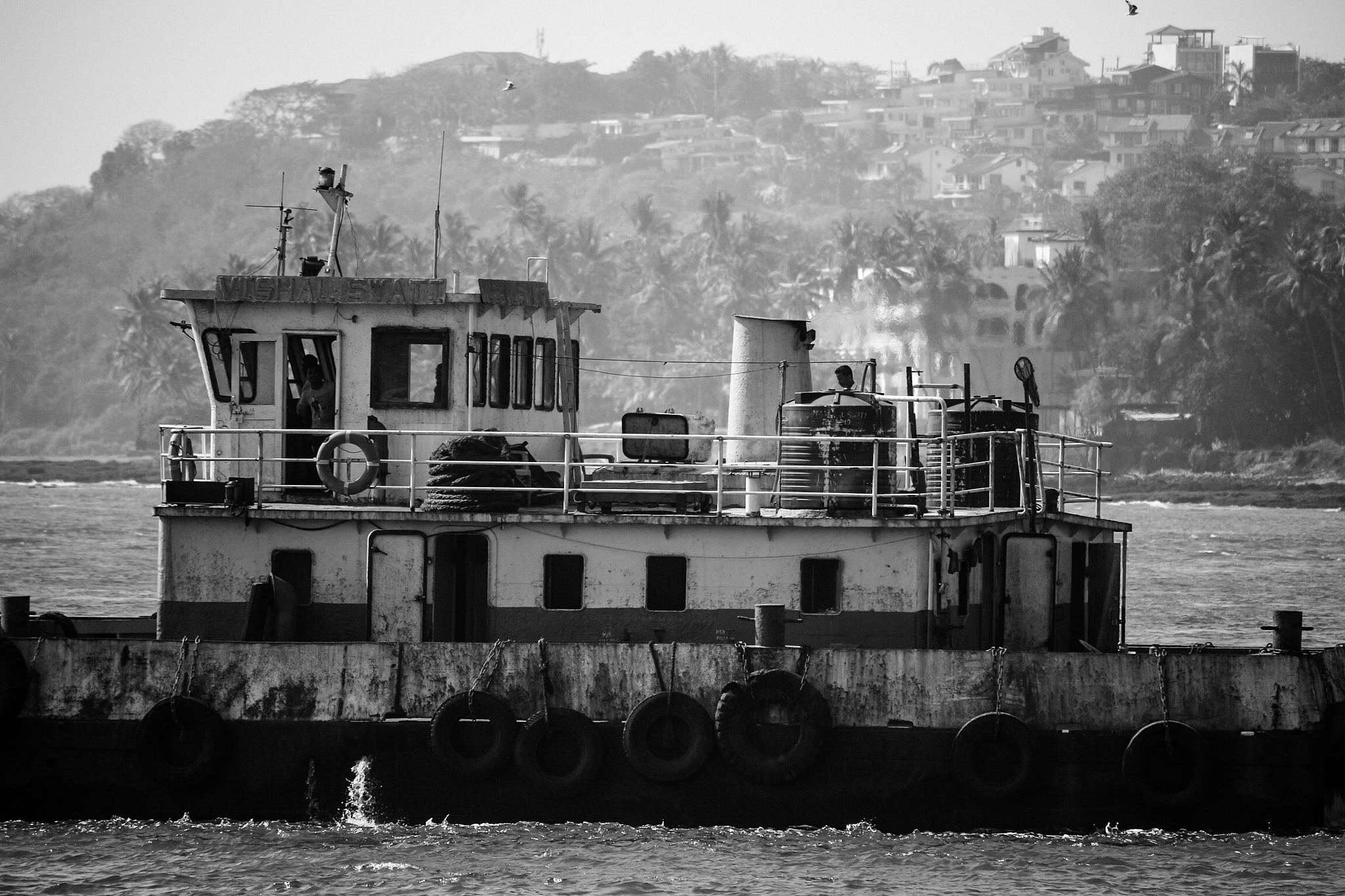 Canon EOS 100D (EOS Rebel SL1 / EOS Kiss X7) + Canon EF-S 55-250mm F4-5.6 IS STM sample photo. An old boat photography