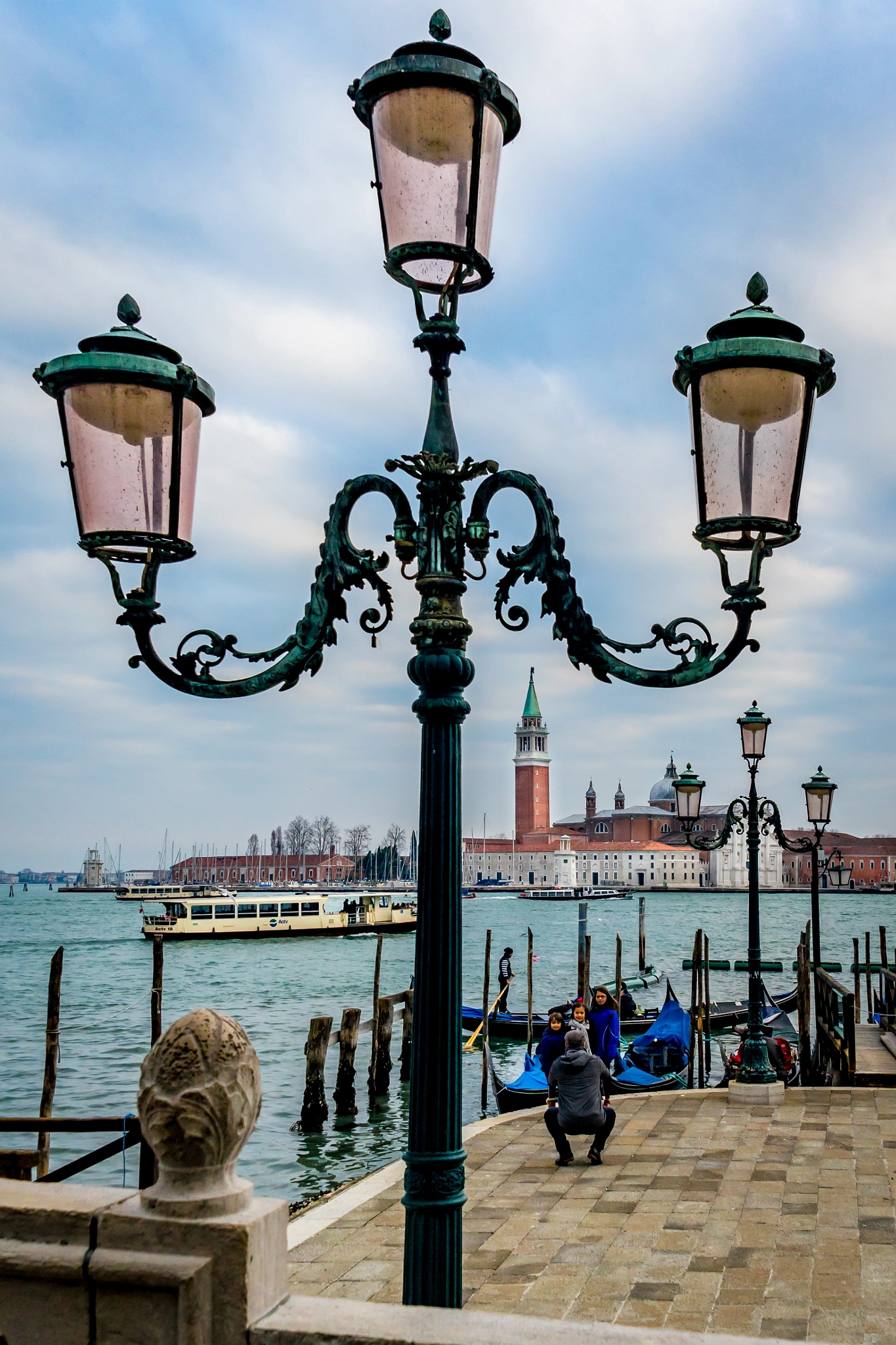 Sony a7R + Sony Vario Tessar T* FE 24-70mm F4 ZA OSS sample photo. Family photo opportunity from san marco. photography