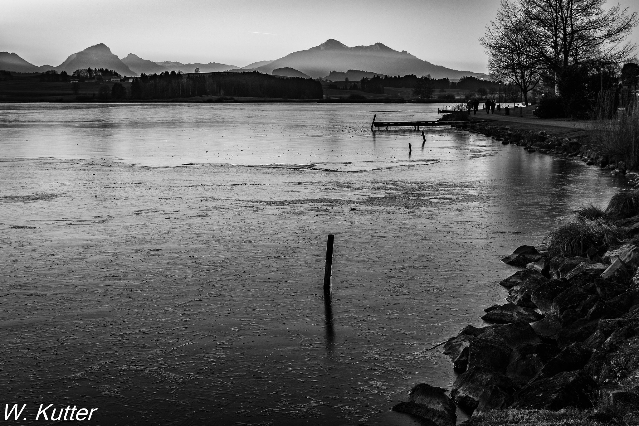 Canon EOS 70D + Sigma 17-70mm F2.8-4 DC Macro OS HSM | C sample photo. Black and white sunset at the lake photography