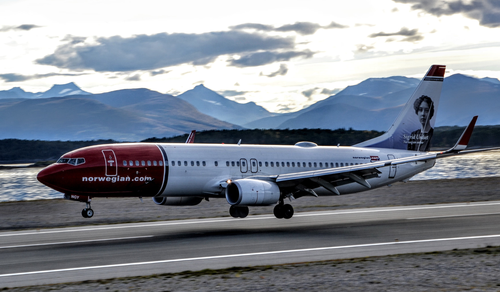 Nikon D3100 + Sigma 18-250mm F3.5-6.3 DC OS HSM sample photo. Norwegian boeing 737-800  photography