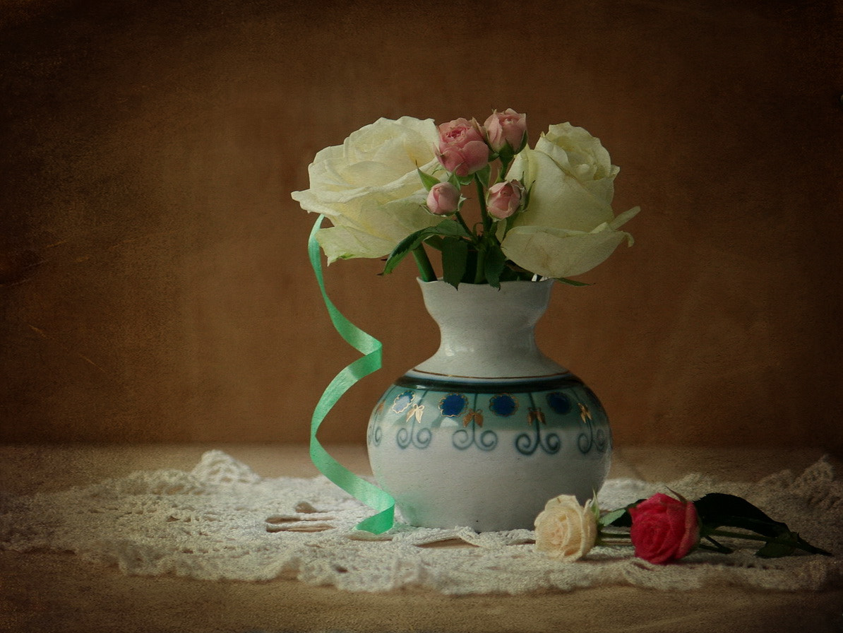 Canon EF-S 55-250mm F4-5.6 IS sample photo. С розами photography