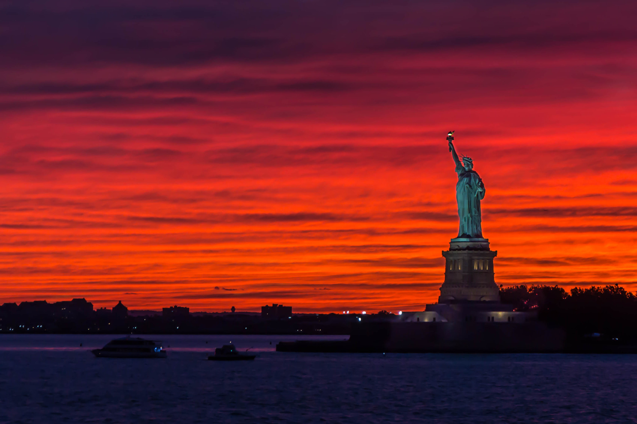 Canon EF 24-70mm F4L IS USM sample photo. Liberty at sundown photography