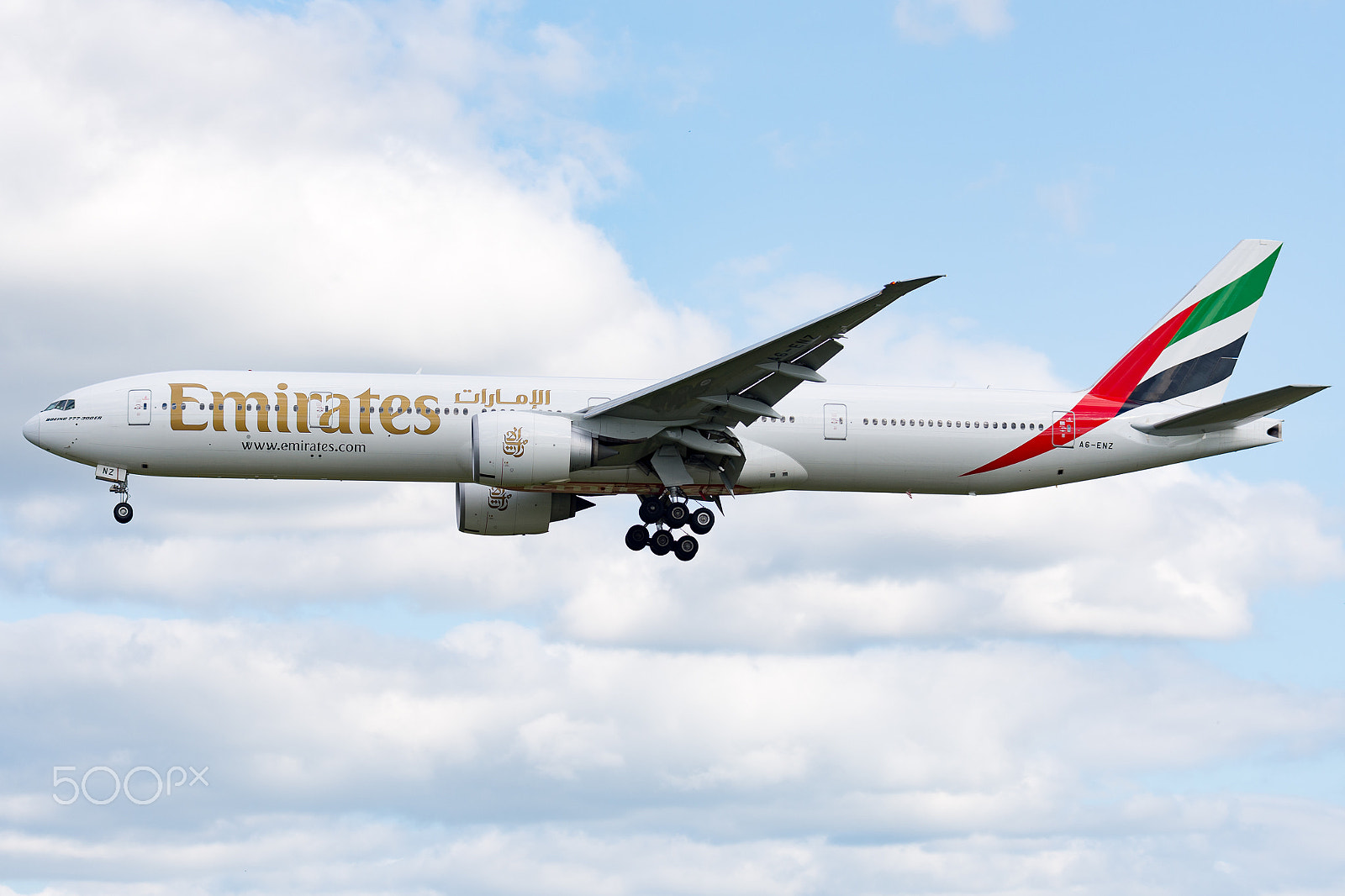 Nikon AF-S Nikkor 70-200mm F4G ED VR sample photo. Emirates boeing 777 landing photography