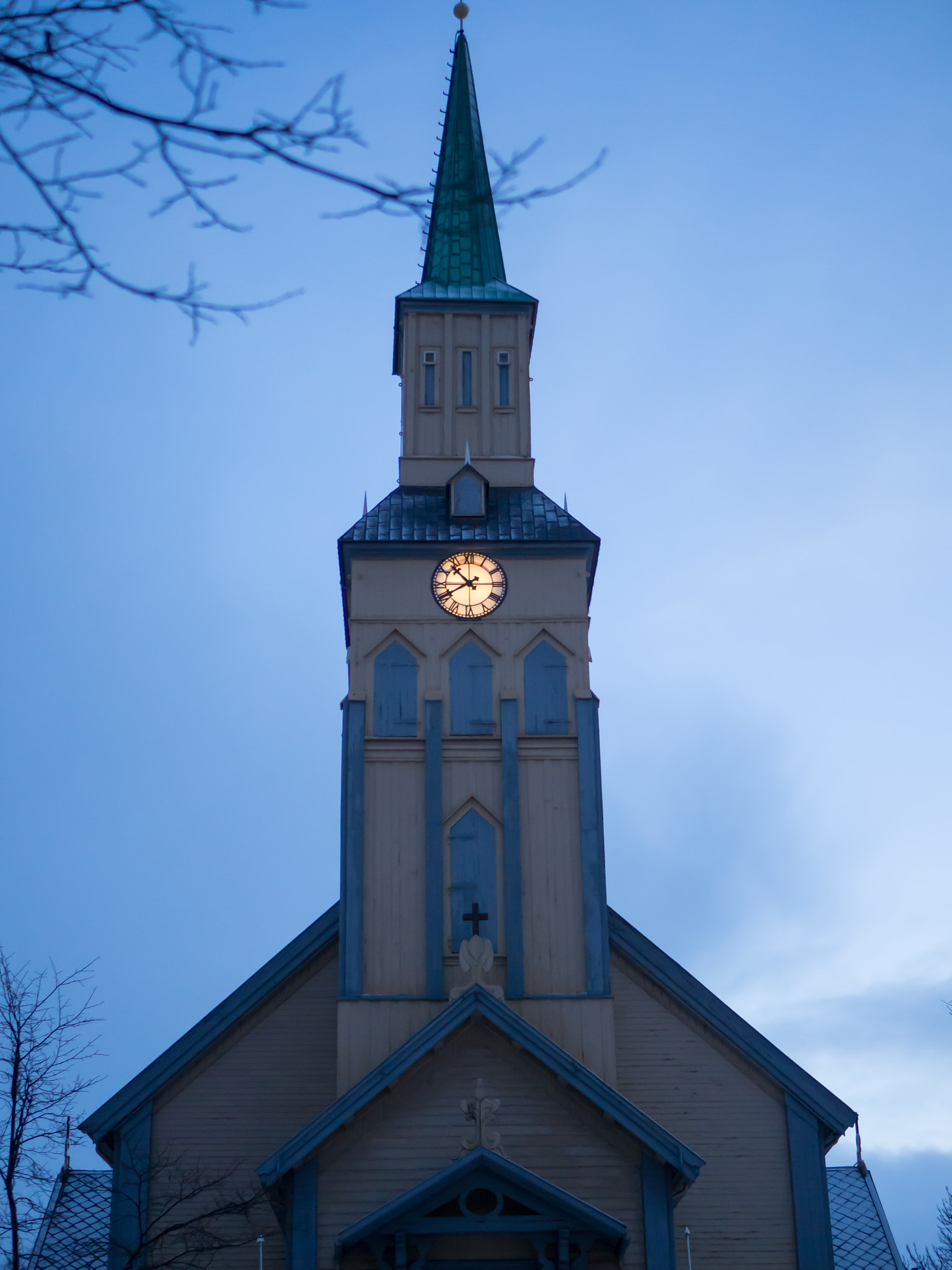 Olympus OM-D E-M10 II + LUMIX G 25/F1.7 sample photo. Tromso domkirke photography