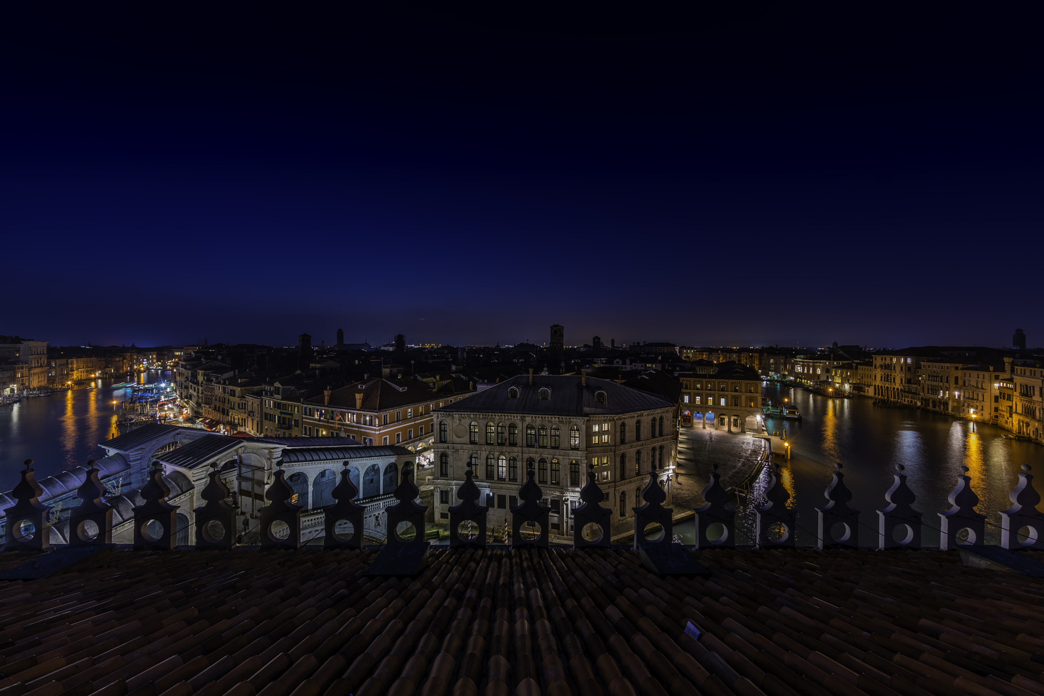 Sony a7R II + Canon EF 11-24mm F4L USM sample photo. The roof top of fondaco dei tedeschi photography