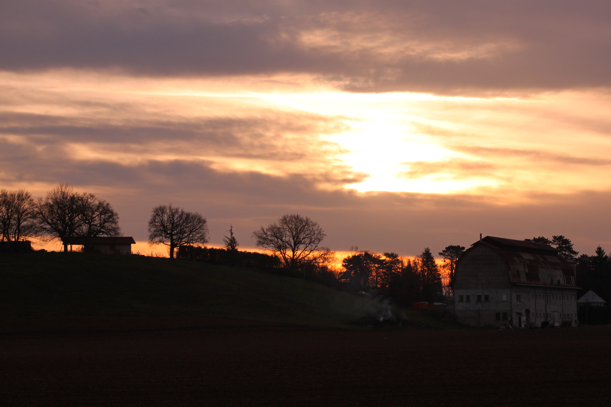 Canon EOS 500D (EOS Rebel T1i / EOS Kiss X3) + Tamron SP 35mm F1.8 Di VC USD sample photo. Soleil levant sur la ferme americaine photography