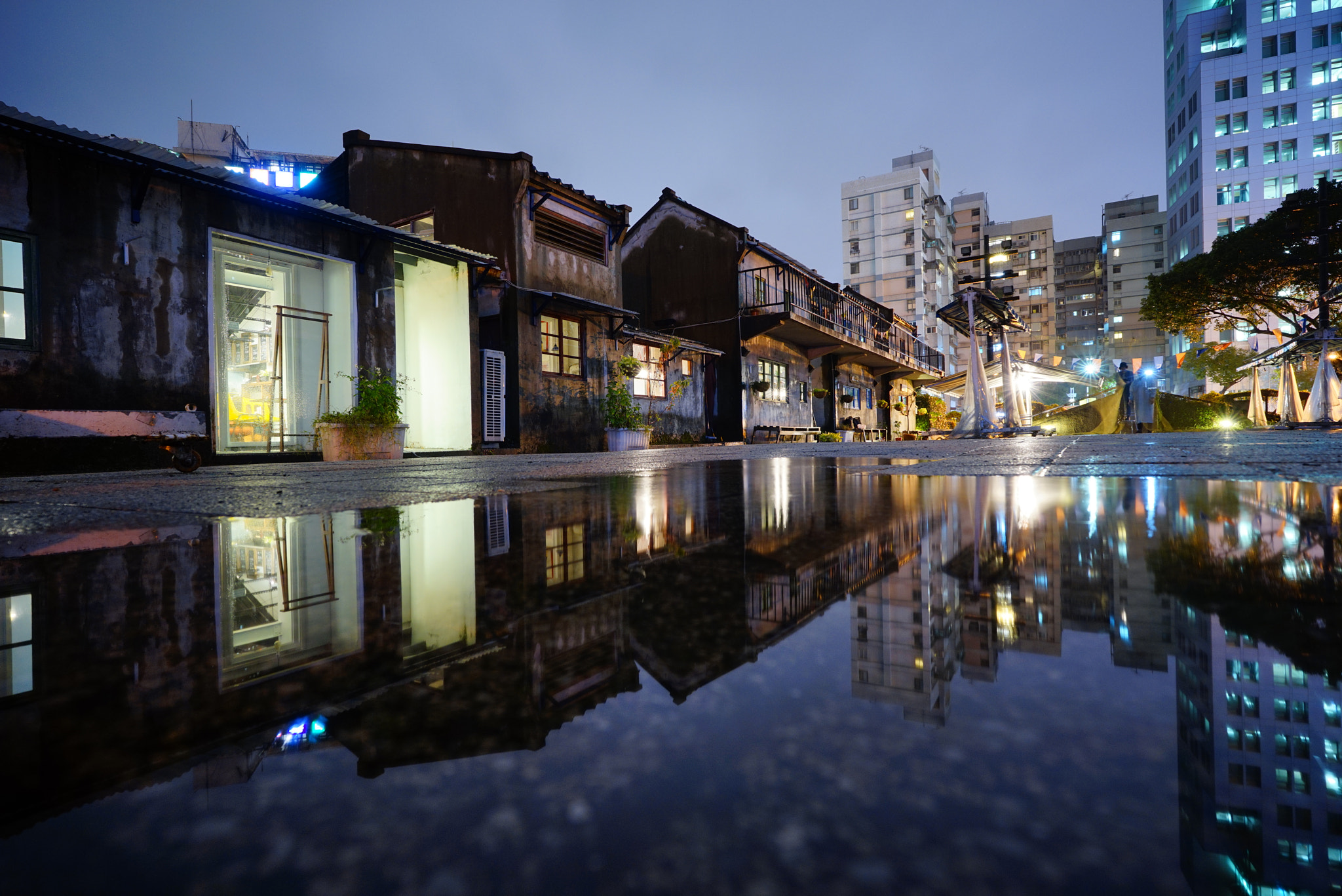 ZEISS Batis 18mm F2.8 sample photo. A reflection of  44 south village (四四南村) in taipei.   photography