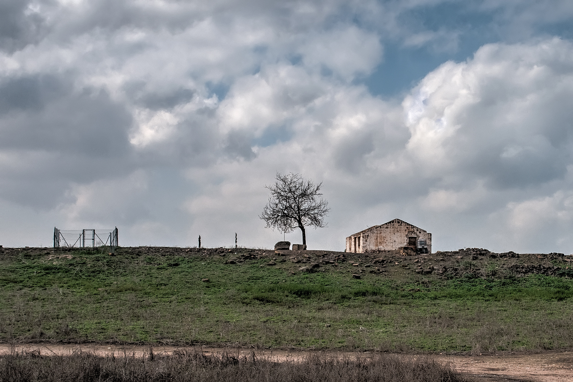 AF Zoom-Nikkor 28-105mm f/3.5-4.5D IF sample photo. This old house photography