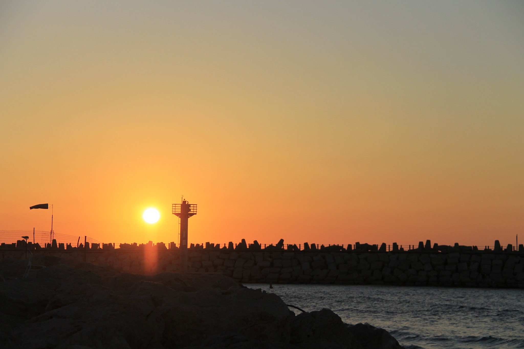 Canon EF-S 18-200mm F3.5-5.6 IS sample photo. A day by the sea with a lot of sun photography