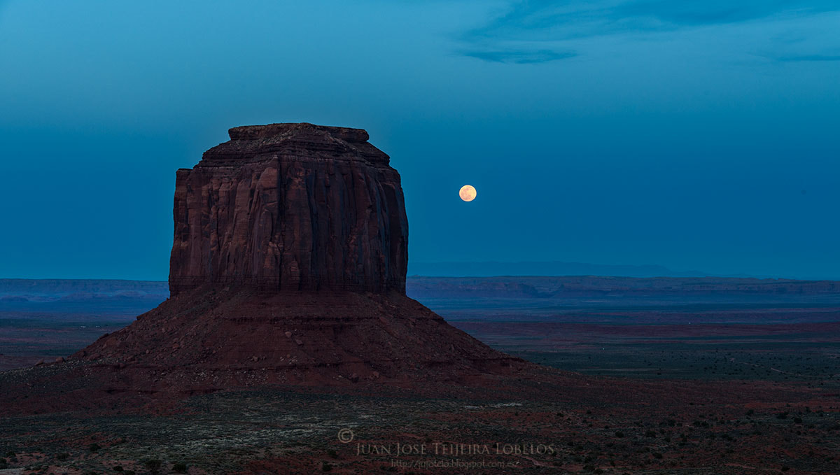 Nikon D700 sample photo. New moon in monument valley photography
