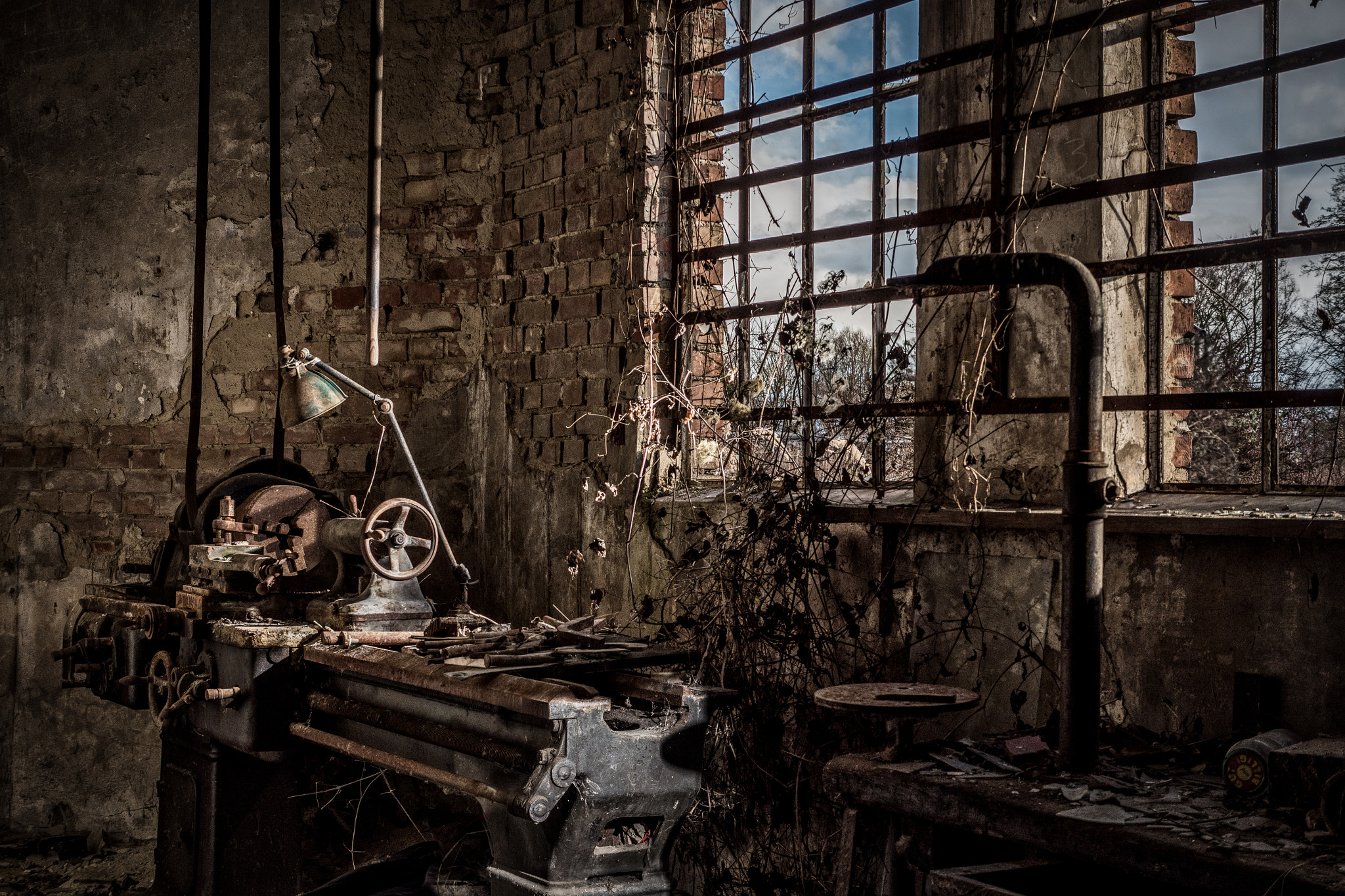 Panasonic Lumix DMC-GX8 + Panasonic Leica DG Summilux 25mm F1.4 II ASPH sample photo. Lost place photography