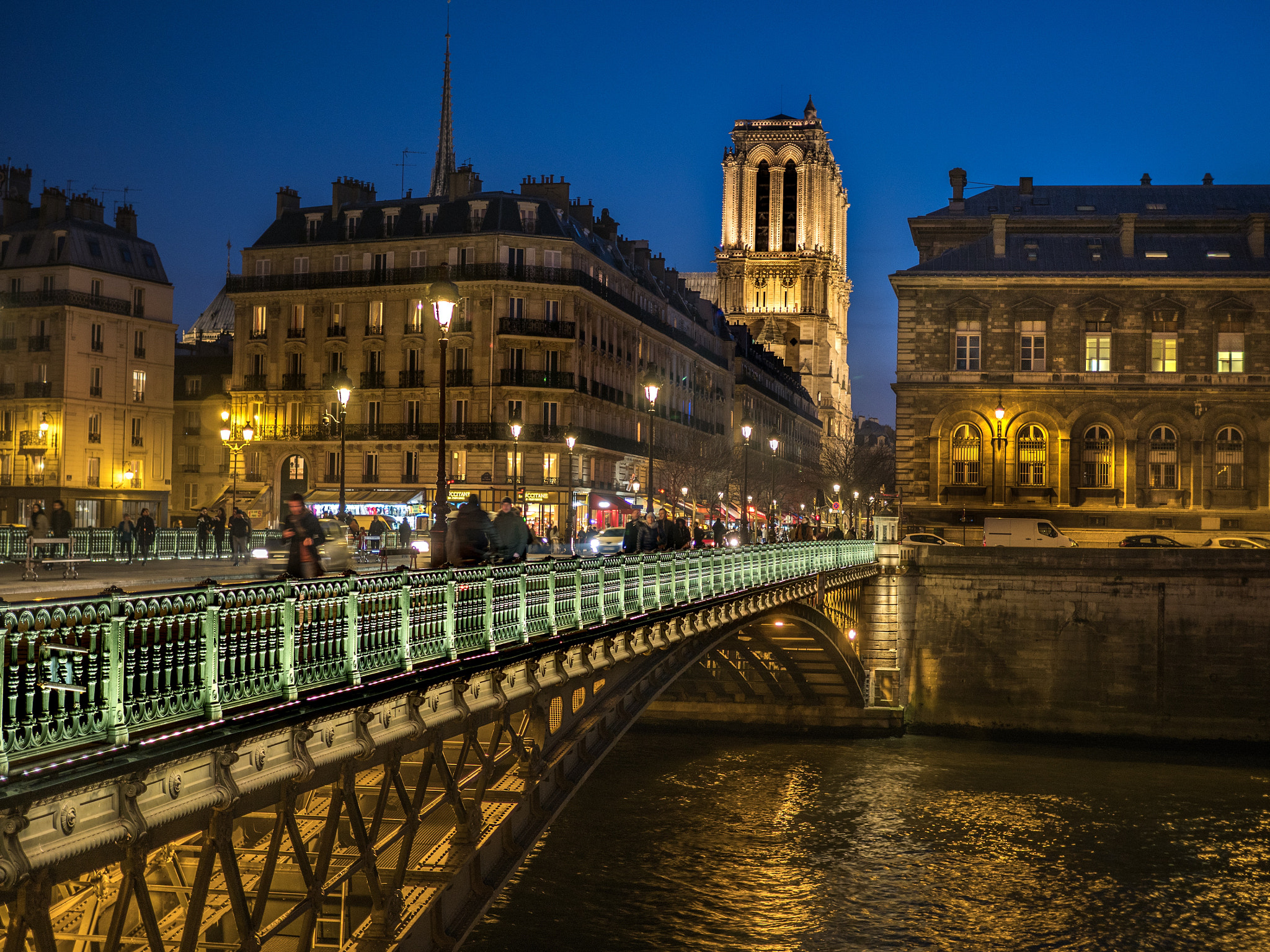 Olympus OM-D E-M5 II + Olympus M.Zuiko Digital 25mm F1.8 sample photo. Night in paris photography