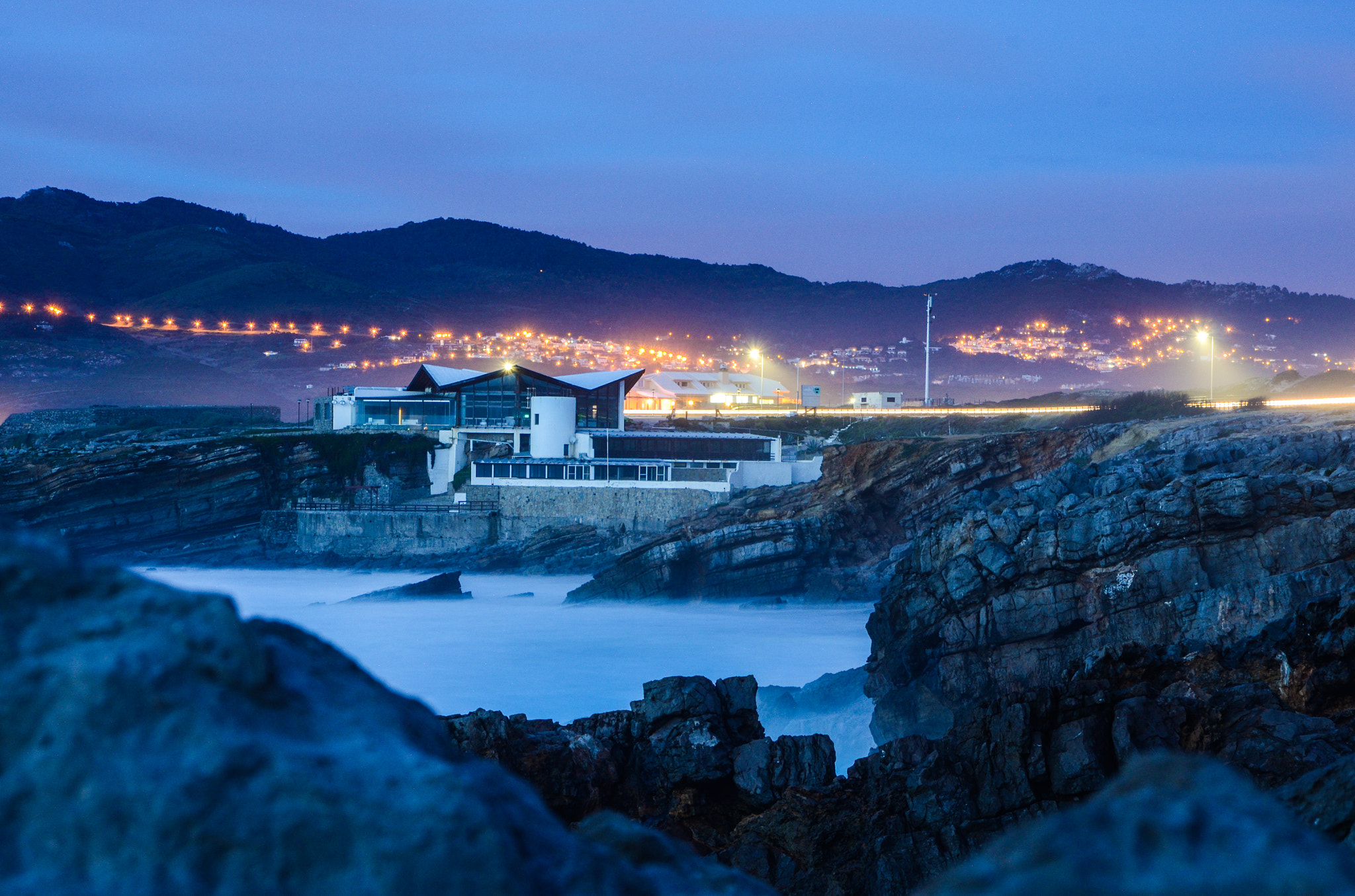 Nikon D5100 + Sigma 18-250mm F3.5-6.3 DC OS HSM sample photo. The blue hour in guincho photography