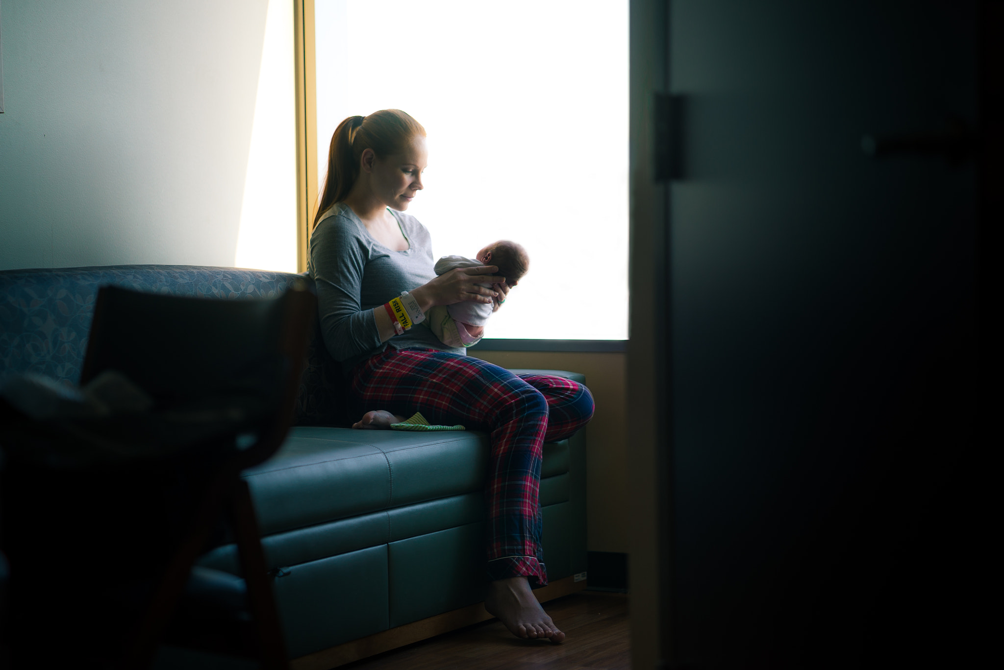 ZEISS Batis 85mm F1.8 sample photo. Mother and newborn. photography