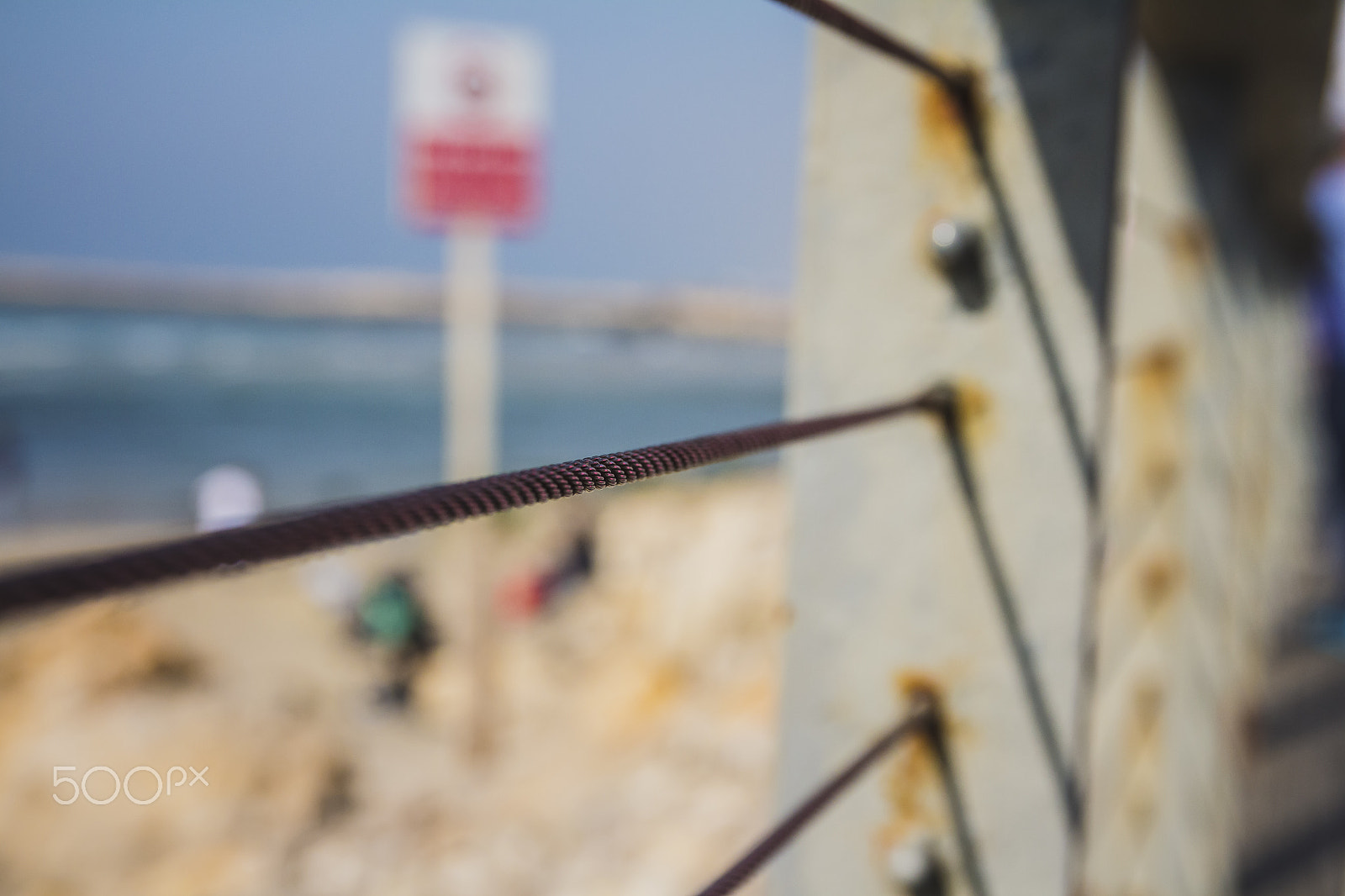 Canon EF-S 17-55mm F2.8 IS USM sample photo. Wire metal fence blocking the beach photography