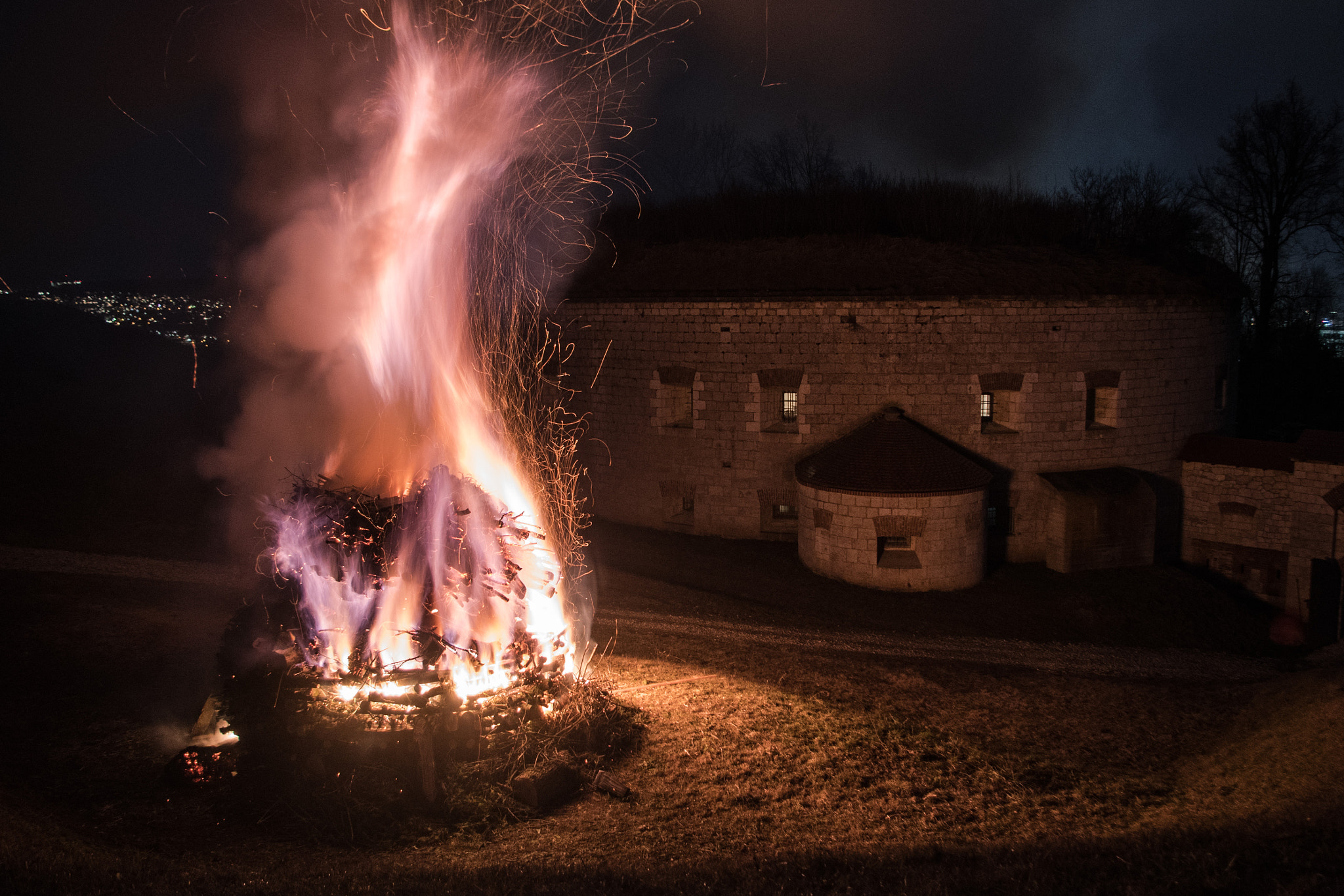 Pentax K-1 + Pentax smc DA 18-55mm F3.5-5.6 AL WR sample photo. Traditional bonfire photography