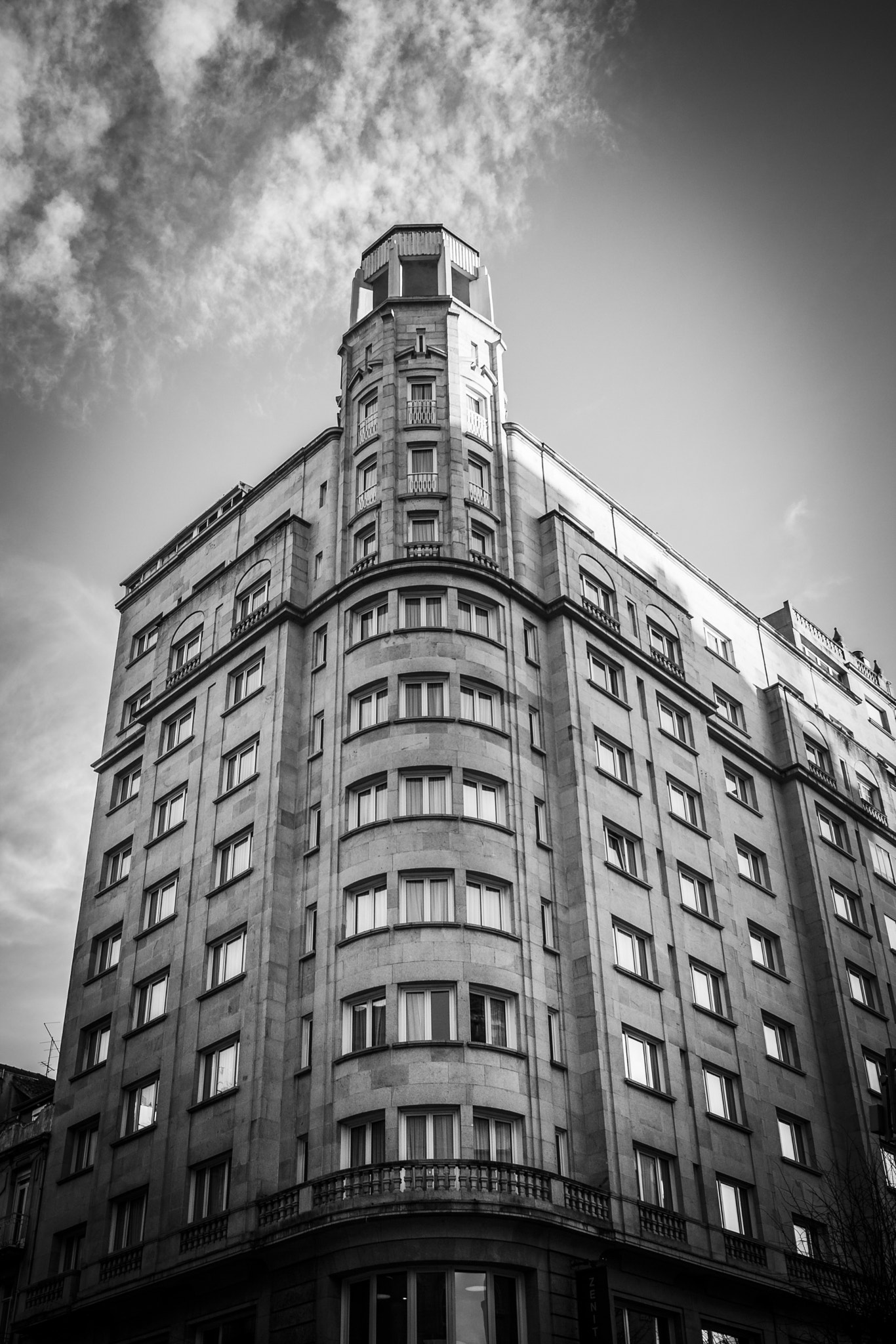 Canon EF-S 24mm F2.8 STM sample photo. Edificio hotel lisboa zenit (vigo) photography