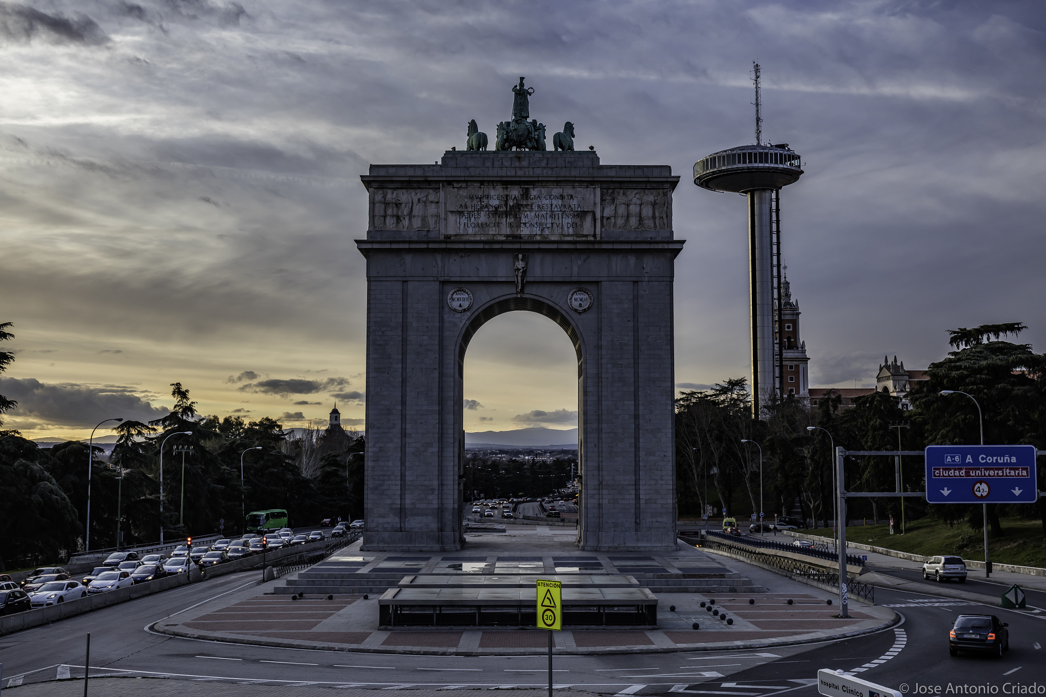 Canon EF 24-70mm F4L IS USM sample photo. Arco de la victoria, madrid, españa photography