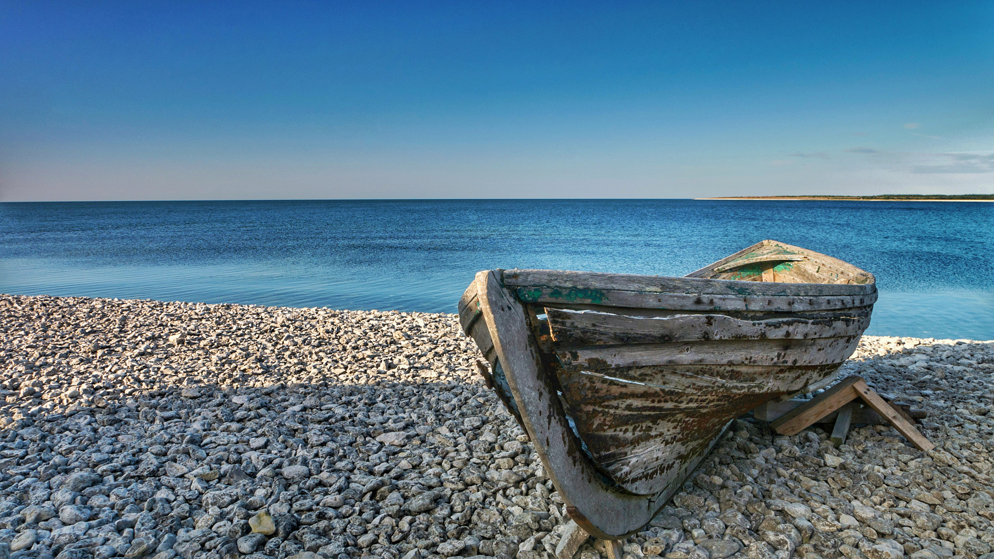 Panasonic Lumix DMC-GX7 + Panasonic Lumix G X Vario 12-35mm F2.8 ASPH Power OIS sample photo. Lonly boat  photography