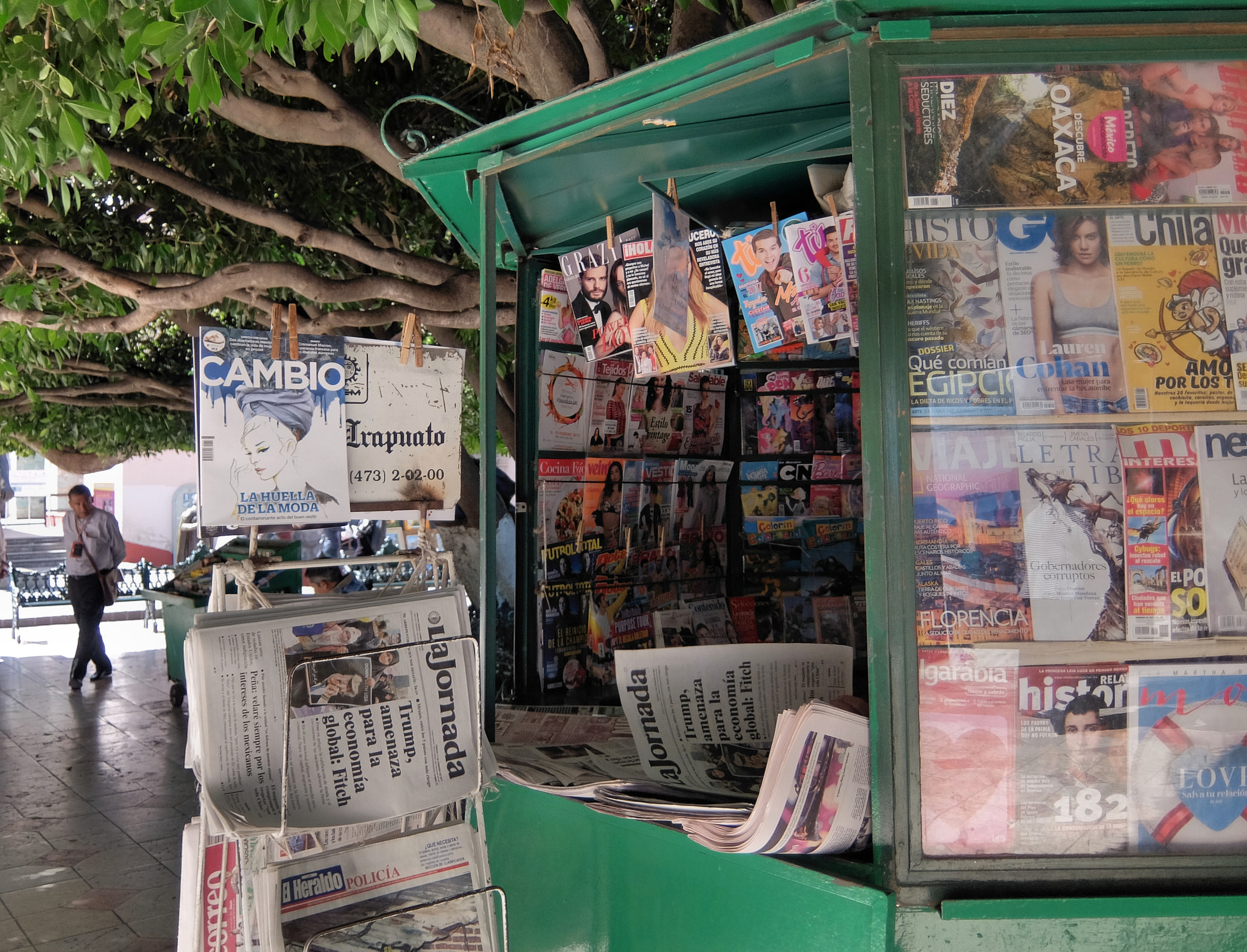 Fujifilm XQ1 sample photo. Newsstand photography