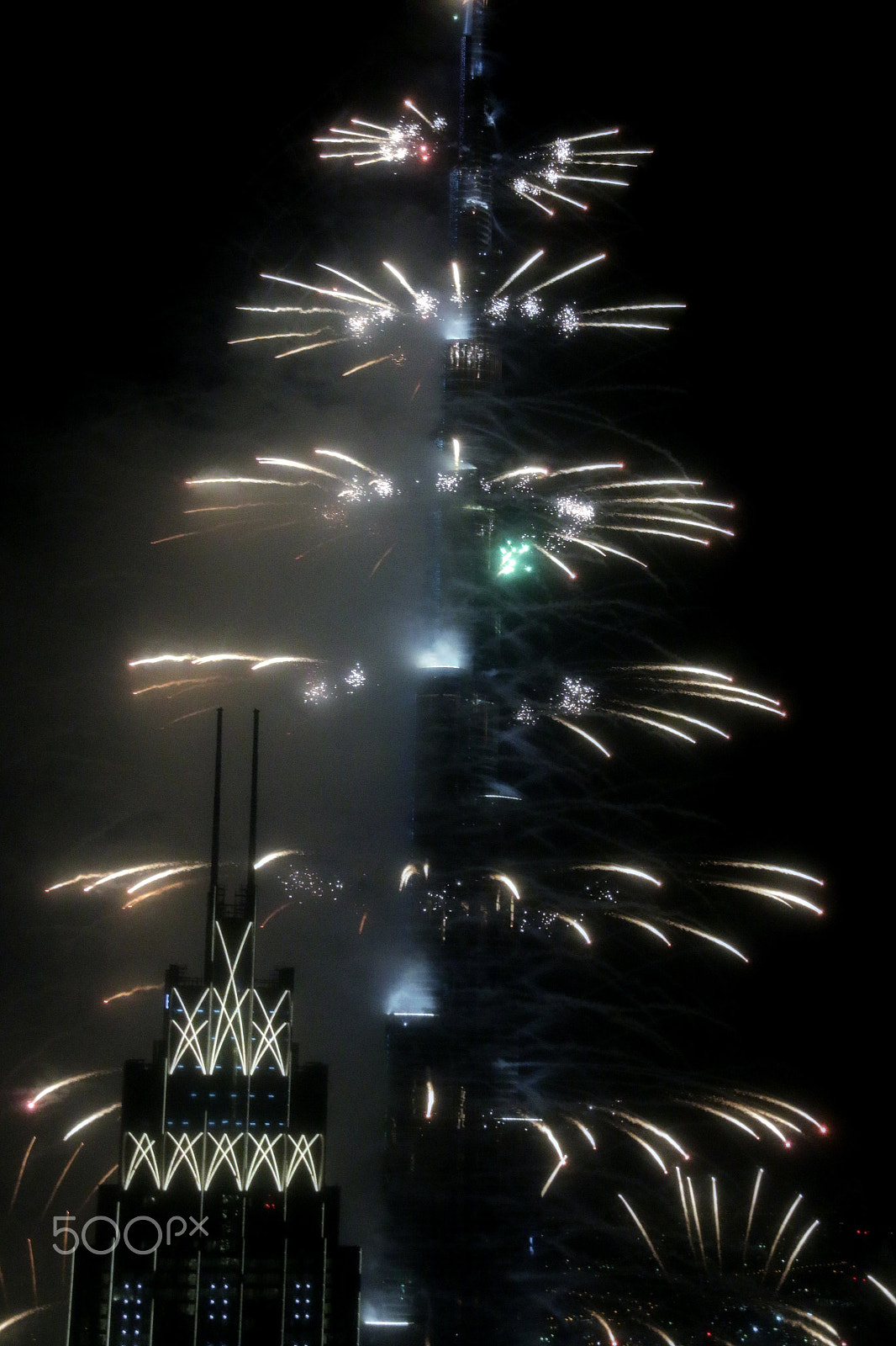 Canon EOS 70D + Sigma 18-200mm f/3.5-6.3 DC OS sample photo. Spiral fireworks photography