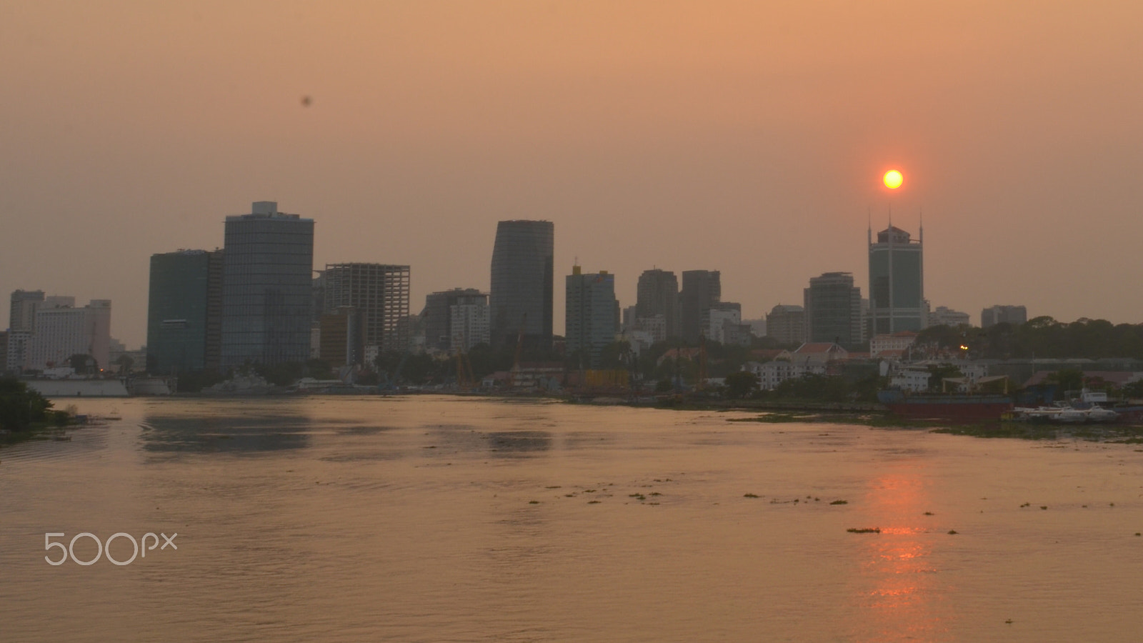 Nikon D7000 + Nikon AF Nikkor 24mm F2.8D sample photo. Saigon's river photography