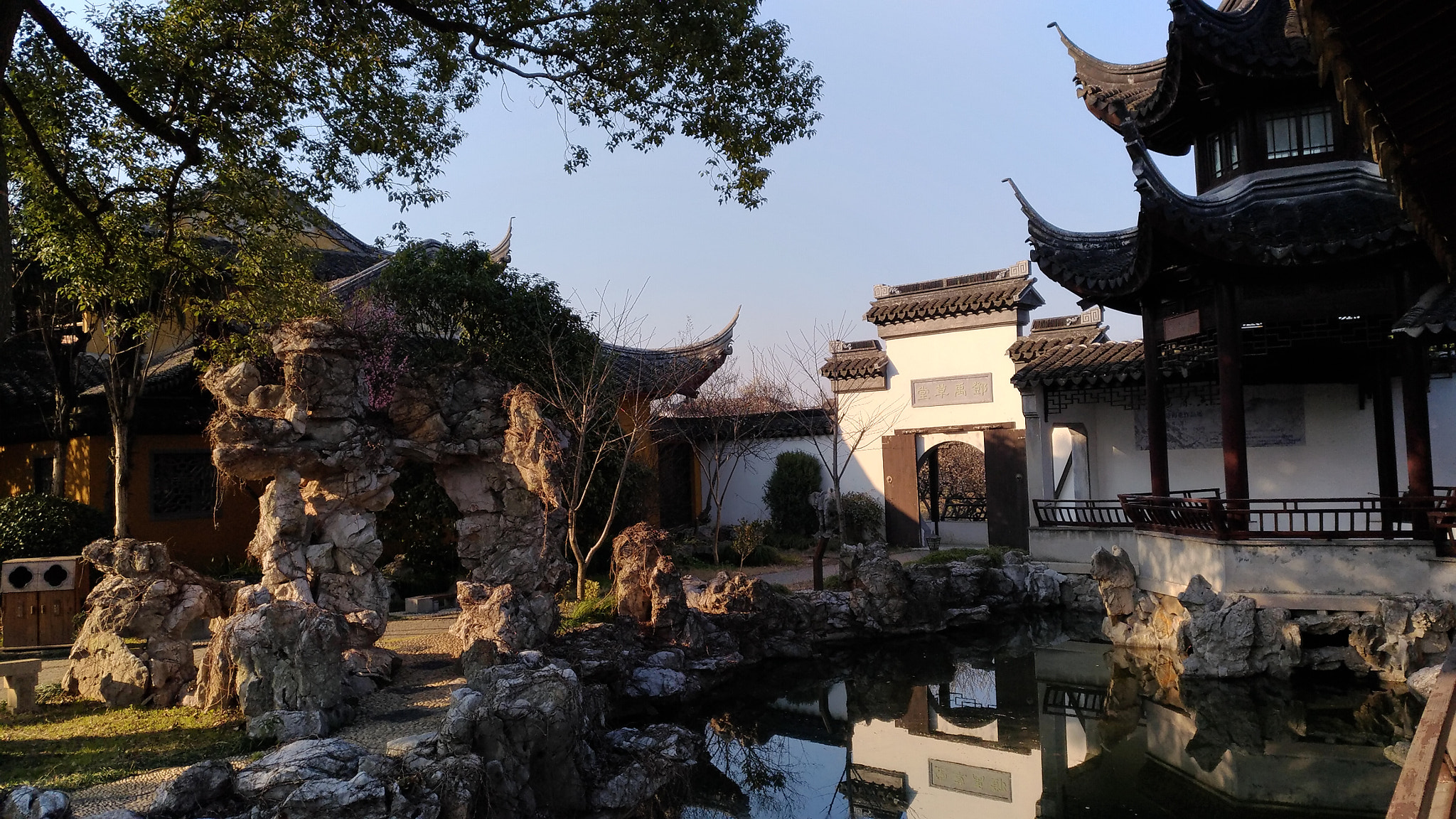 ASUS ZenFone 3 (ZE552KL) sample photo. In a temple photography