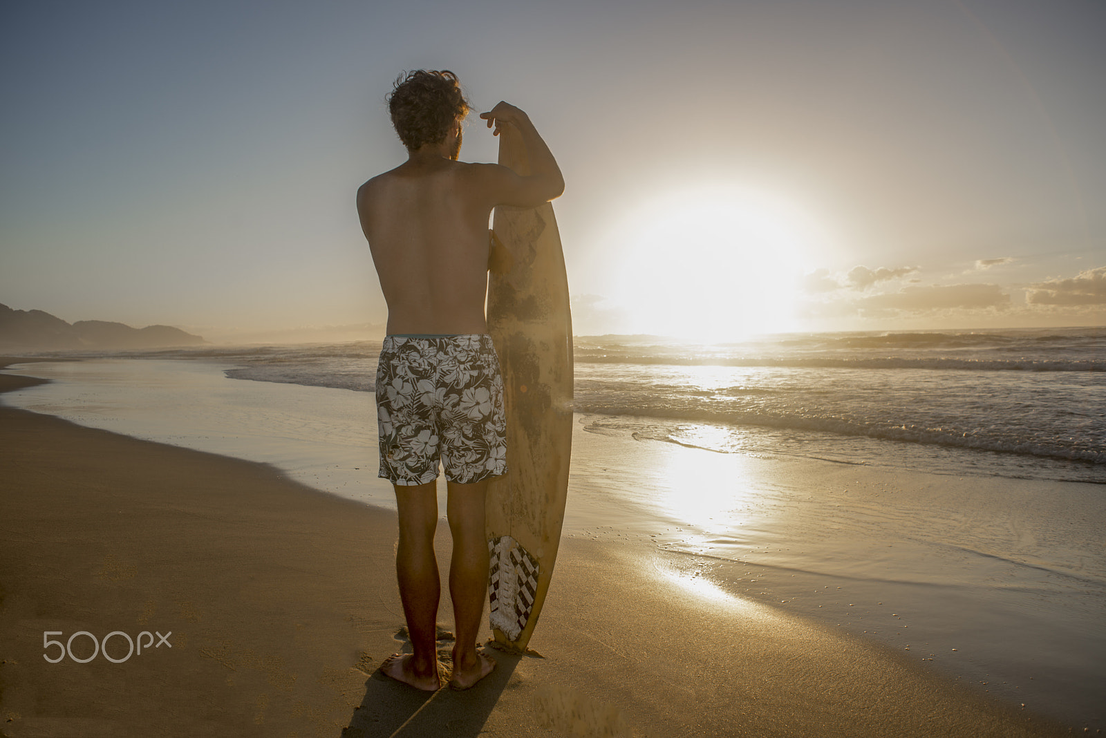 Nikon AF Nikkor 24mm F2.8D sample photo. Young surfer on beach with voard at dawn photography