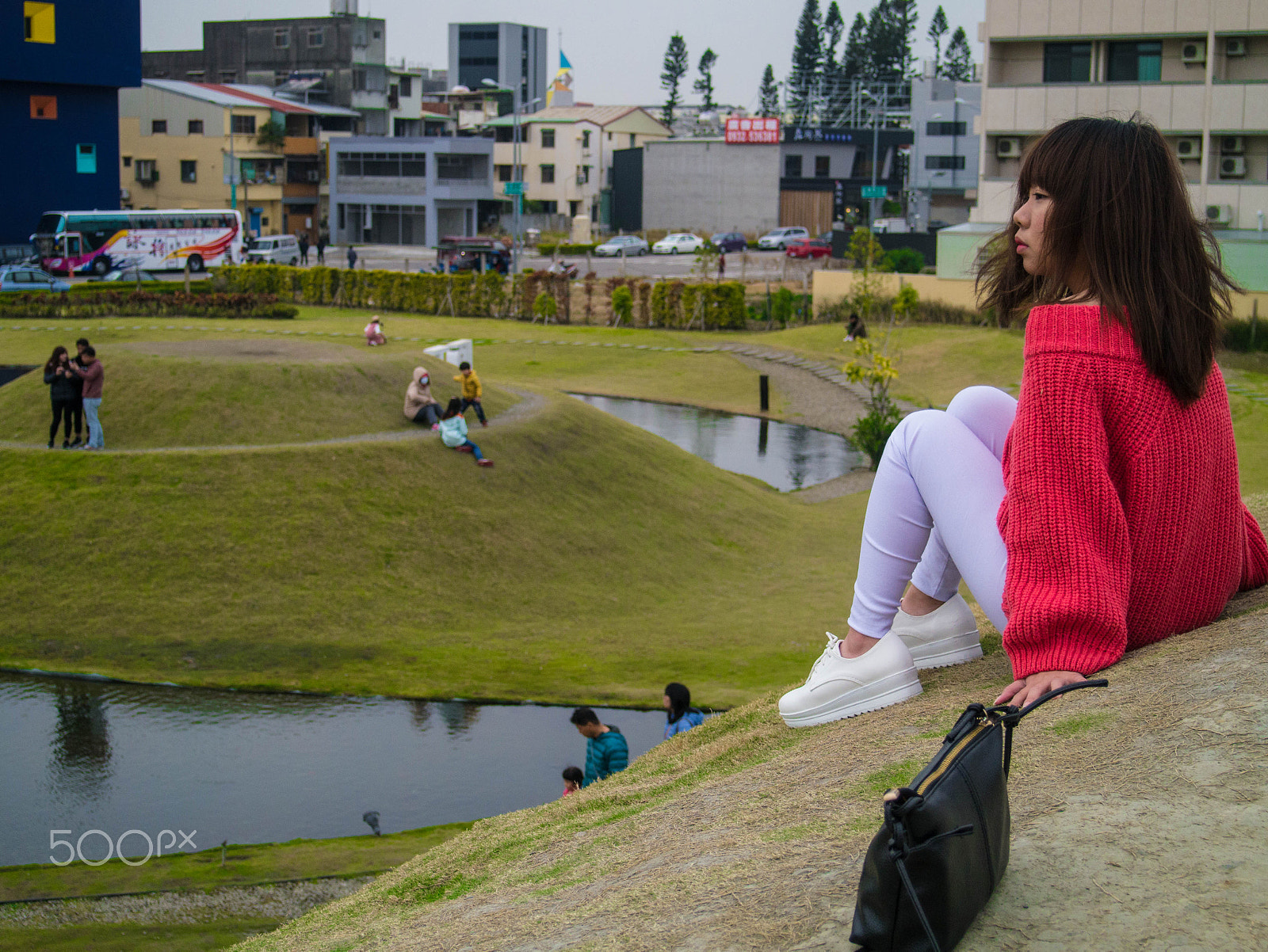 Panasonic Lumix DMC-GX1 + Olympus M.Zuiko Digital 14-42mm F3.5-5.6 II R sample photo. Girl next to jia ming lake photography