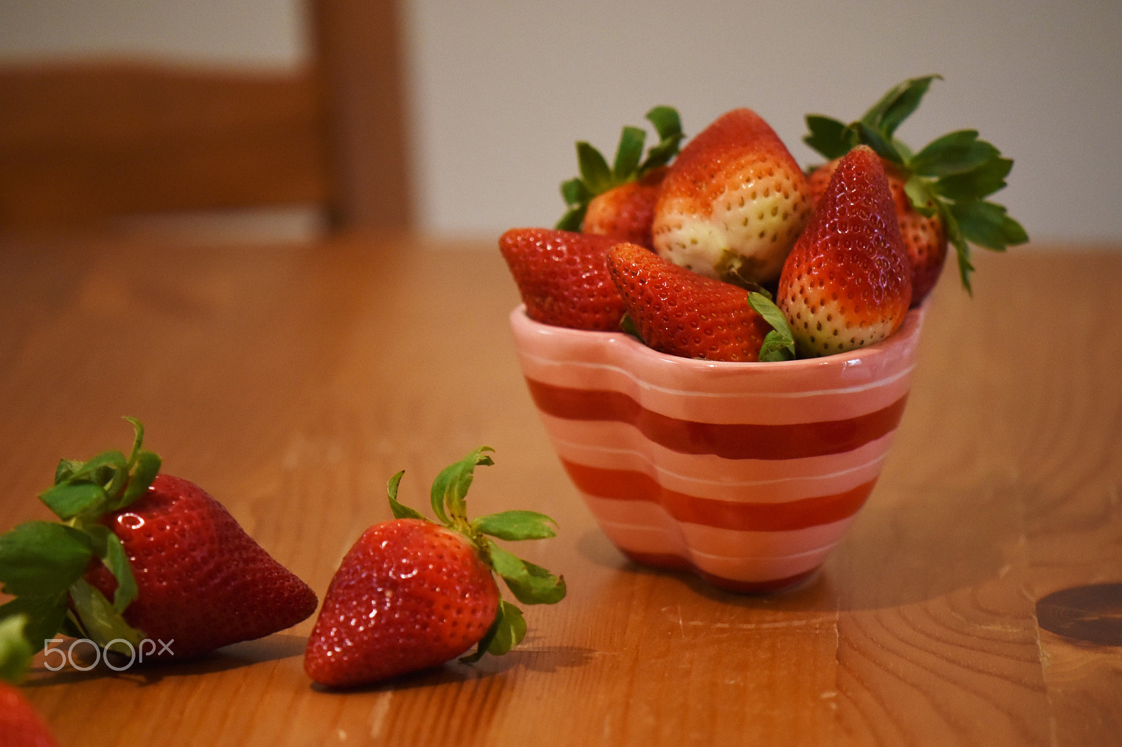 Nikon D810 + Nikon AF-S DX Micro-Nikkor 85mm F3.5G ED VR sample photo. Strawberries in a cup photography